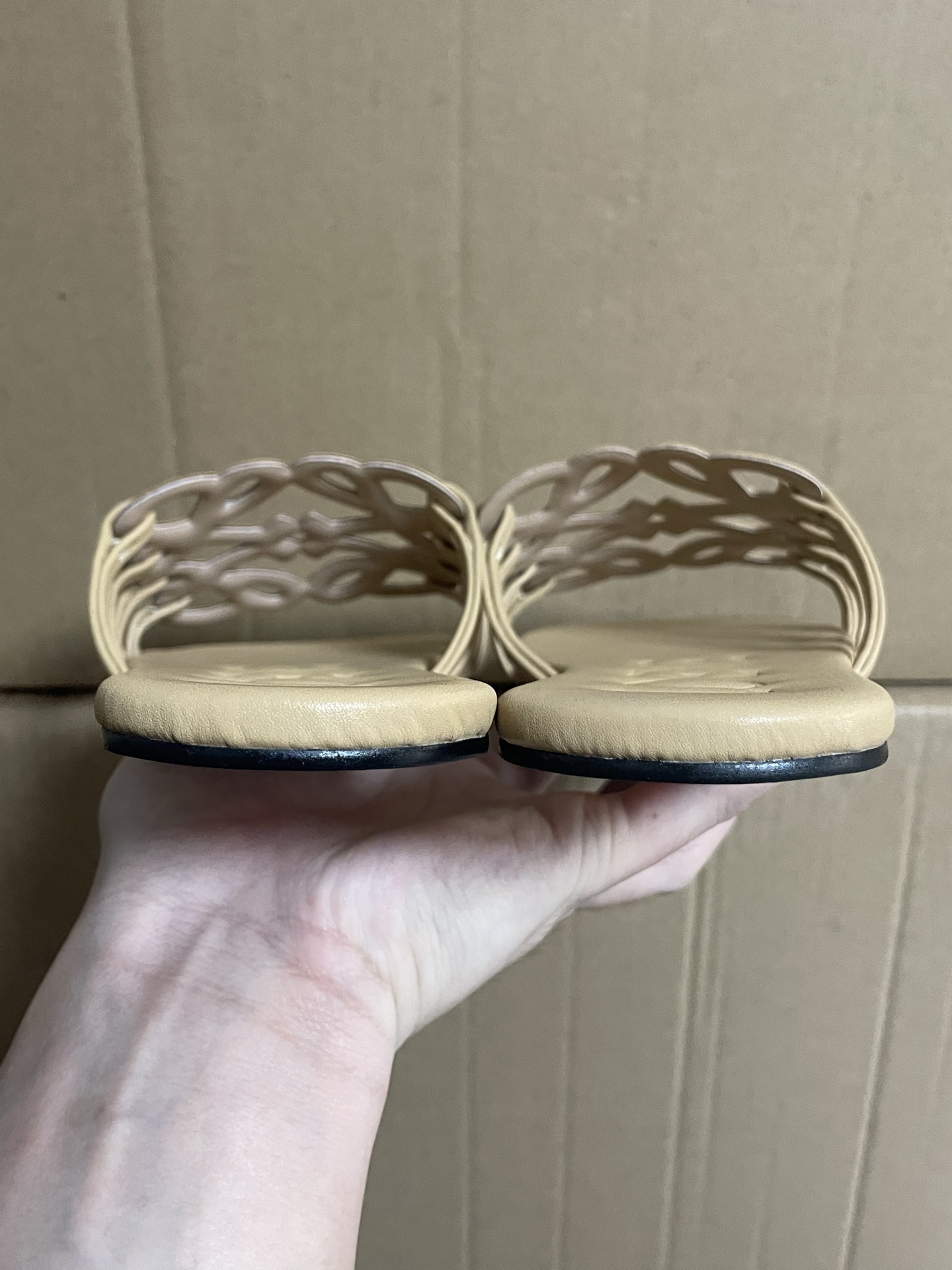 国内最强
LOEWE罗意威 Petal Anagram 小牛皮 方头平底一字拖鞋 女款 裸色

进口顶奢订单 小羊皮很舒服 一点也不累脚 居家或外穿都很搭 满满的清凉感 穿上秒变御姐小富婆

原厂广东订单 私人定制订单批次！无假款！
上图即正品 放心上脚！！！
夏天必备的一款凉拖鞋！