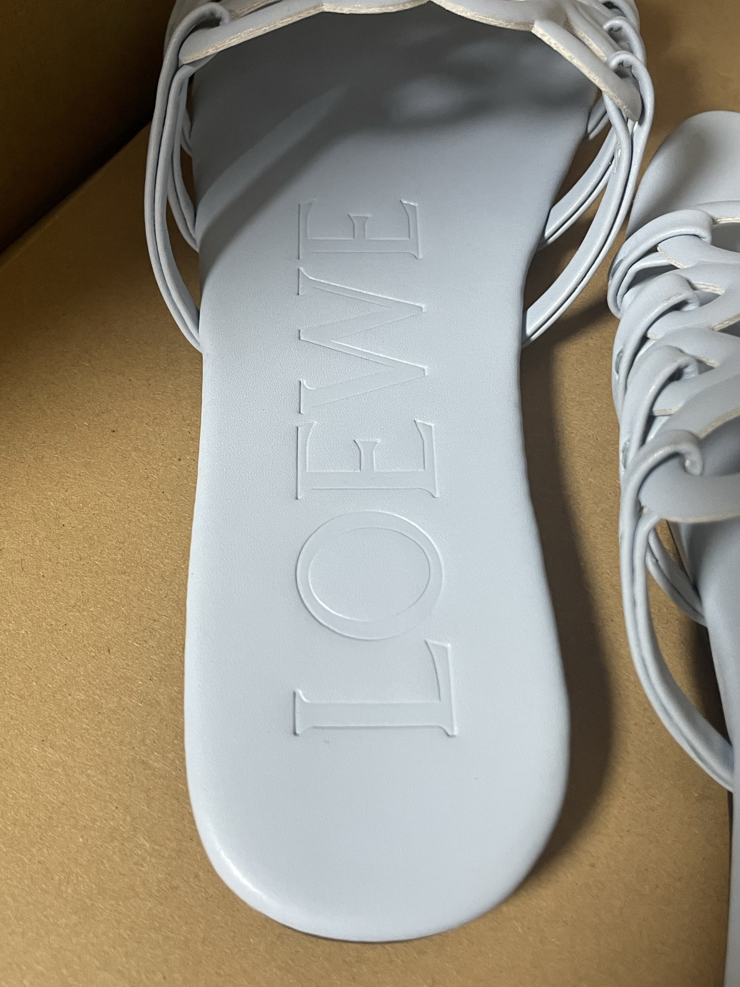 国内最强
LOEWE罗意威 Petal Anagram 小牛皮 方头平底一字拖鞋 女款 冰川蓝

进口顶奢订单 小羊皮很舒服 一点也不累脚 居家或外穿都很搭 满满的清凉感 穿上秒变御姐小富婆

原厂广东订单 私人定制订单批次！无假款！
上图即正品 放心上脚！！！
夏天必备的一款凉拖鞋！