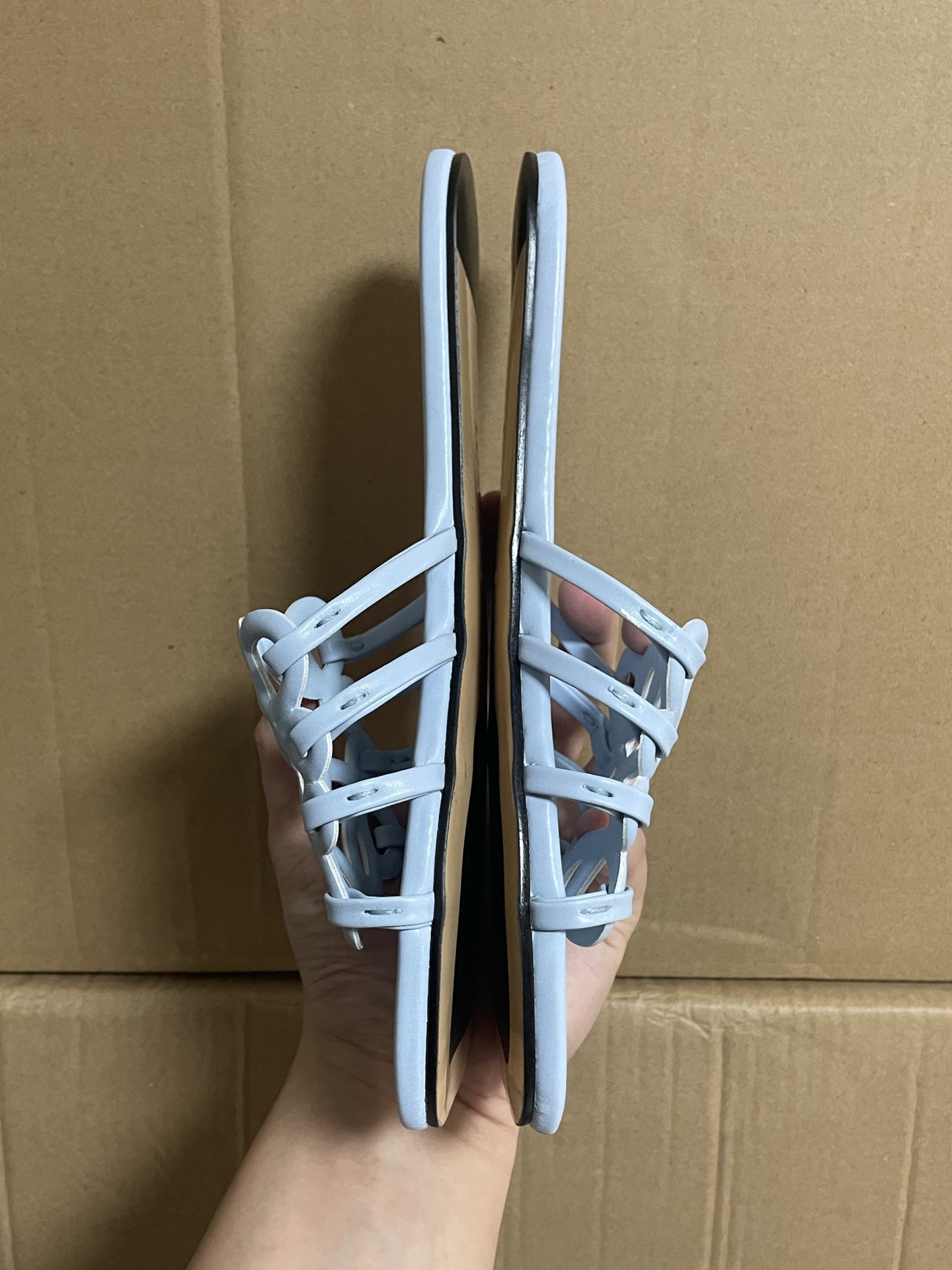 国内最强
LOEWE罗意威 Petal Anagram 小牛皮 方头平底一字拖鞋 女款 冰川蓝

进口顶奢订单 小羊皮很舒服 一点也不累脚 居家或外穿都很搭 满满的清凉感 穿上秒变御姐小富婆

原厂广东订单 私人定制订单批次！无假款！
上图即正品 放心上脚！！！
夏天必备的一款凉拖鞋！