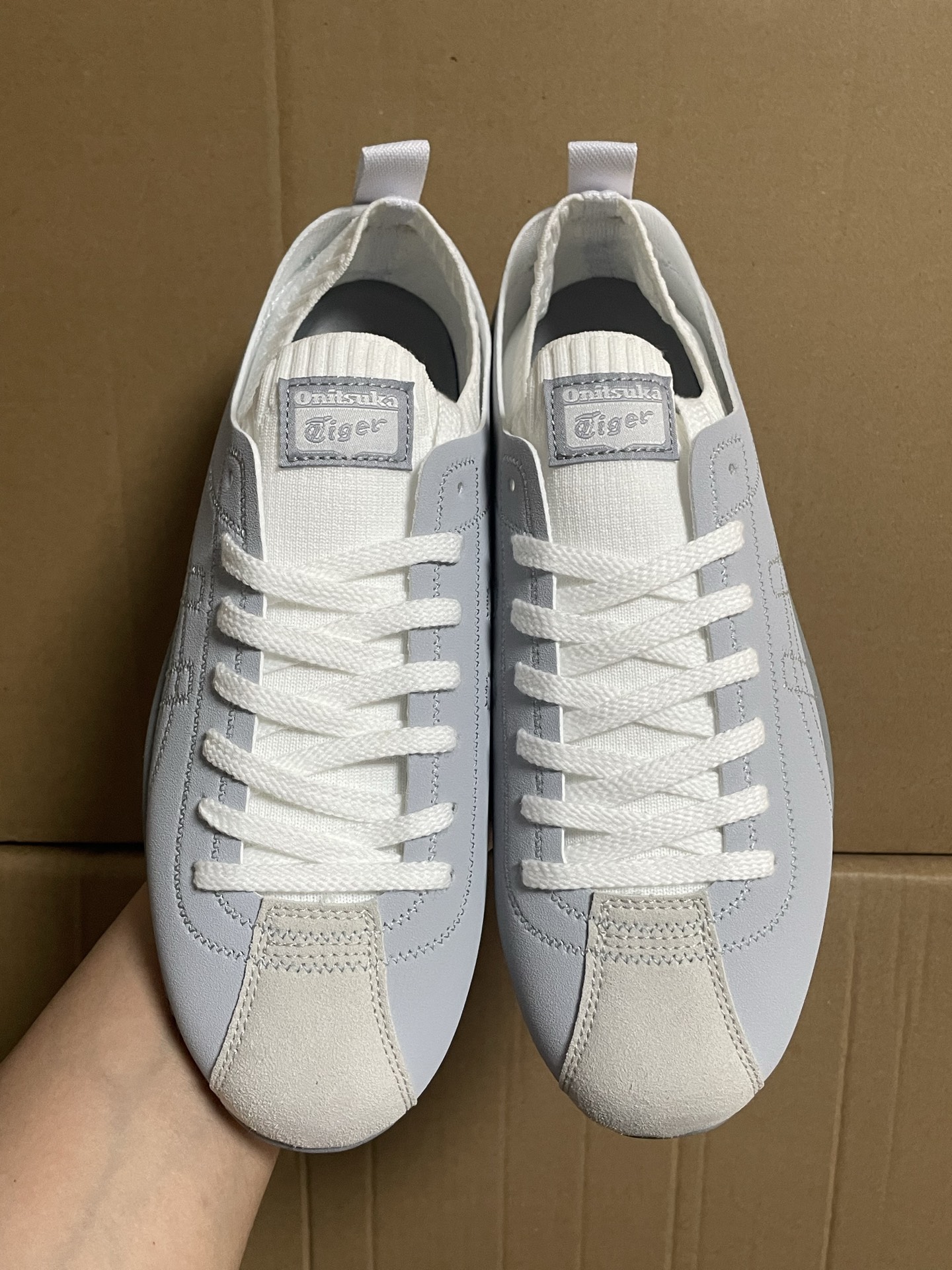 
Onitsuka Tiger鬼塚虎 Sclaw 轻便舒适 防滑耐磨透气支撑吸汗 低帮 生活休闲鞋 男女同款 灰色

这是一款颜值和质量在线的休闲鞋不愧是明星同款！
高级灰配色个性又好看 鞋口织物收口经典鞋袜一体 
黑色明线设计标志性 设计感拉满！
整体采用帆布和鹿皮绒拼接 彰显时尚质感！

原厂原底面货物 原厂刷背胶 原厂中底！
支持过验得物App 支持售后
