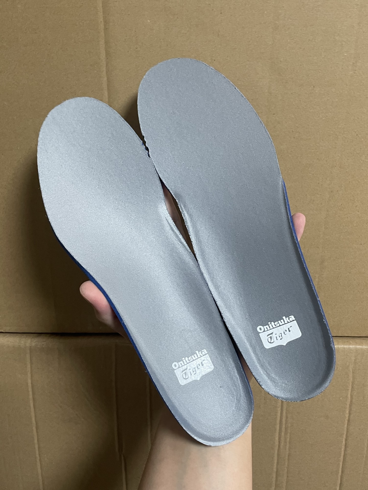 
Onitsuka Tiger鬼塚虎 Sclaw 轻便舒适 防滑耐磨透气支撑吸汗 低帮 生活休闲鞋 男女同款 灰色

这是一款颜值和质量在线的休闲鞋不愧是明星同款！
高级灰配色个性又好看 鞋口织物收口经典鞋袜一体 
黑色明线设计标志性 设计感拉满！
整体采用帆布和鹿皮绒拼接 彰显时尚质感！

原厂原底面货物 原厂刷背胶 原厂中底！
支持过验得物App 支持售后