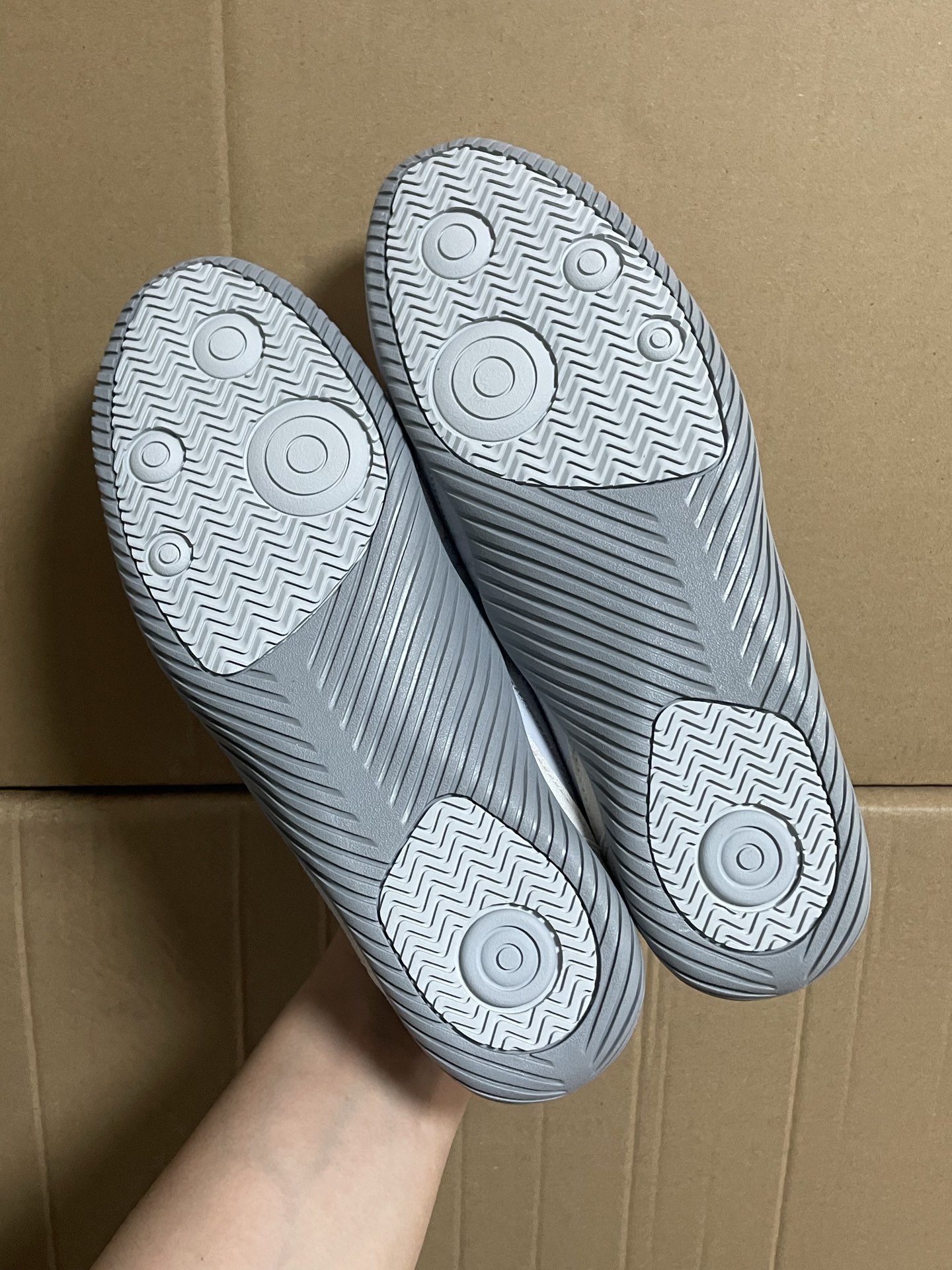 
Onitsuka Tiger鬼塚虎 Sclaw 轻便舒适 防滑耐磨透气支撑吸汗 低帮 生活休闲鞋 男女同款 灰色

这是一款颜值和质量在线的休闲鞋不愧是明星同款！
高级灰配色个性又好看 鞋口织物收口经典鞋袜一体 
黑色明线设计标志性 设计感拉满！
整体采用帆布和鹿皮绒拼接 彰显时尚质感！

原厂原底面货物 原厂刷背胶 原厂中底！
支持过验得物App 支持售后