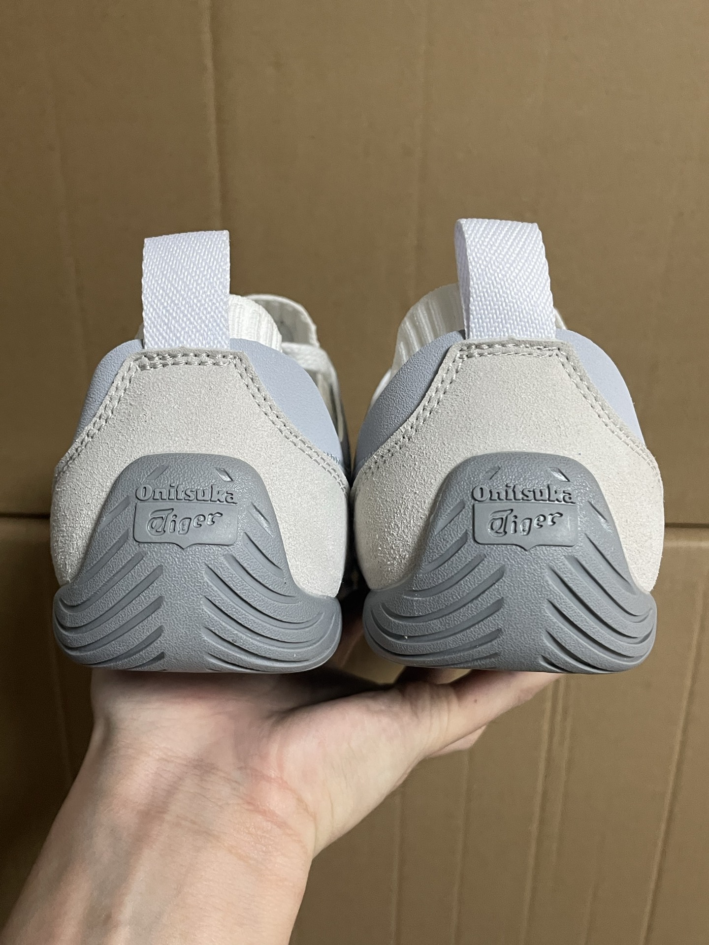 
Onitsuka Tiger鬼塚虎 Sclaw 轻便舒适 防滑耐磨透气支撑吸汗 低帮 生活休闲鞋 男女同款 灰色

这是一款颜值和质量在线的休闲鞋不愧是明星同款！
高级灰配色个性又好看 鞋口织物收口经典鞋袜一体 
黑色明线设计标志性 设计感拉满！
整体采用帆布和鹿皮绒拼接 彰显时尚质感！

原厂原底面货物 原厂刷背胶 原厂中底！
支持过验得物App 支持售后