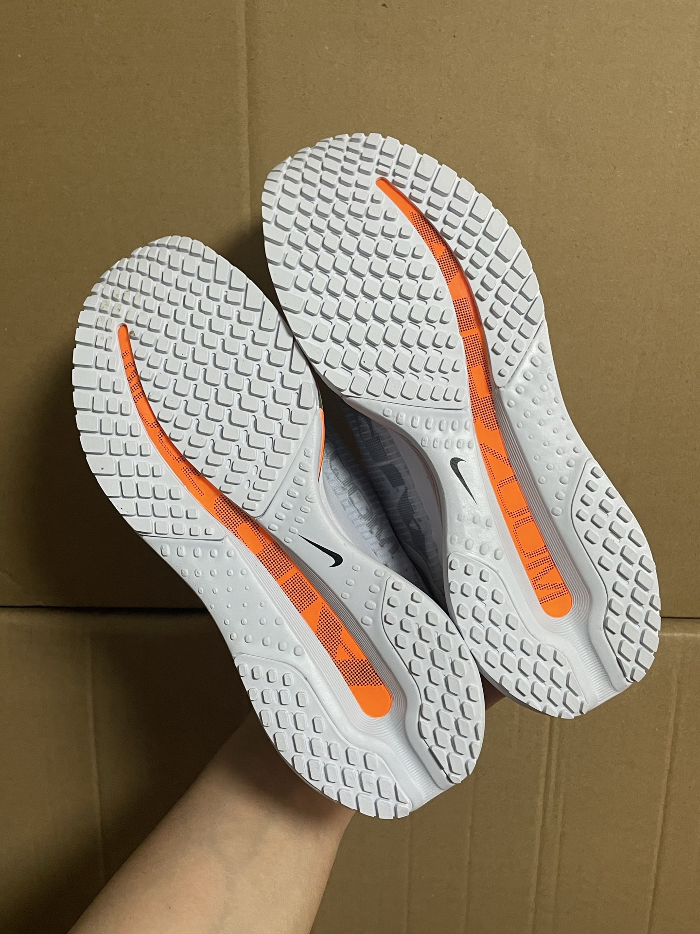 国内最强
Nike Pegasus Premium Airscape 舒适百搭减震防滑耐磨透气 低帮跑步鞋 男款 灰白橙

鞋面用圆形针织，中底采用ZoomX、Air Zoom、ReactX三重缓震科技，上层ZoomX泡棉，中层全掌型Air Zoom气垫，下层ReactX泡棉，华夫格橡胶大底。外观修长，配色丰富，科技感足。

原厂VT代工厂流出 国内最强货物！
支持过验得物App 支持售后
HQ2592-002
