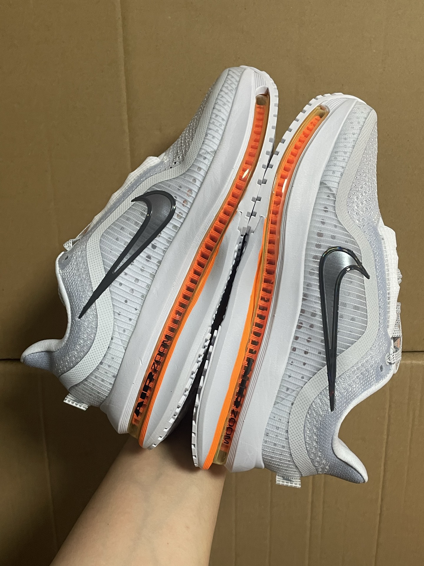 国内最强
Nike Pegasus Premium Airscape 舒适百搭减震防滑耐磨透气 低帮跑步鞋 男款 灰白橙

鞋面用圆形针织，中底采用ZoomX、Air Zoom、ReactX三重缓震科技，上层ZoomX泡棉，中层全掌型Air Zoom气垫，下层ReactX泡棉，华夫格橡胶大底。外观修长，配色丰富，科技感足。

原厂VT代工厂流出 国内最强货物！
支持过验得物App 支持售后
HQ2592-002
