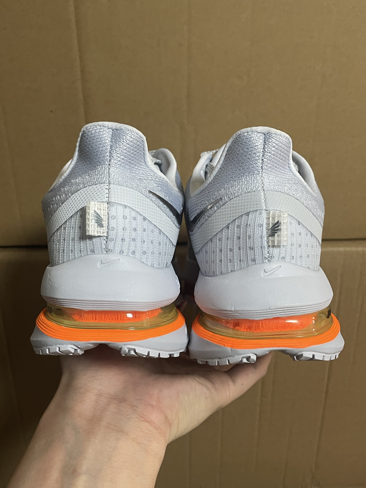 国内最强
Nike Pegasus Premium Airscape 舒适百搭减震防滑耐磨透气 低帮跑步鞋 男款 灰白橙

鞋面用圆形针织，中底采用ZoomX、Air Zoom、ReactX三重缓震科技，上层ZoomX泡棉，中层全掌型Air Zoom气垫，下层ReactX泡棉，华夫格橡胶大底。外观修长，配色丰富，科技感足。

原厂VT代工厂流出 国内最强货物！
支持过验得物App 支持售后
HQ2592-002
