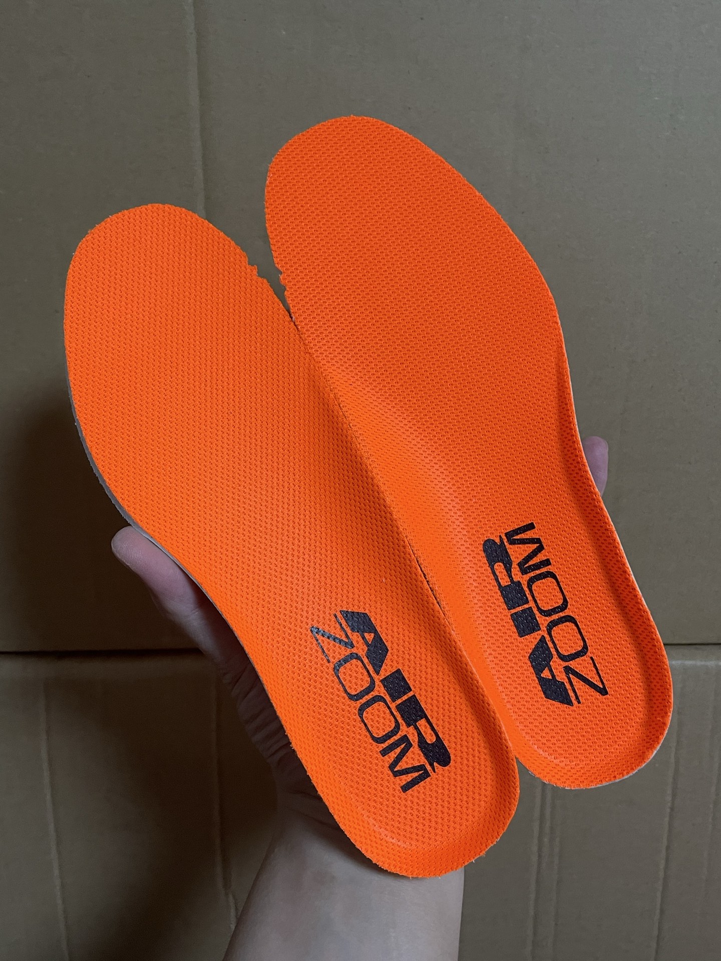 国内最强
Nike Pegasus Premium Airscape 舒适百搭减震防滑耐磨透气 低帮跑步鞋 男款 灰白橙

鞋面用圆形针织，中底采用ZoomX、Air Zoom、ReactX三重缓震科技，上层ZoomX泡棉，中层全掌型Air Zoom气垫，下层ReactX泡棉，华夫格橡胶大底。外观修长，配色丰富，科技感足。

原厂VT代工厂流出 国内最强货物！
支持过验得物App 支持售后
HQ2592-002
