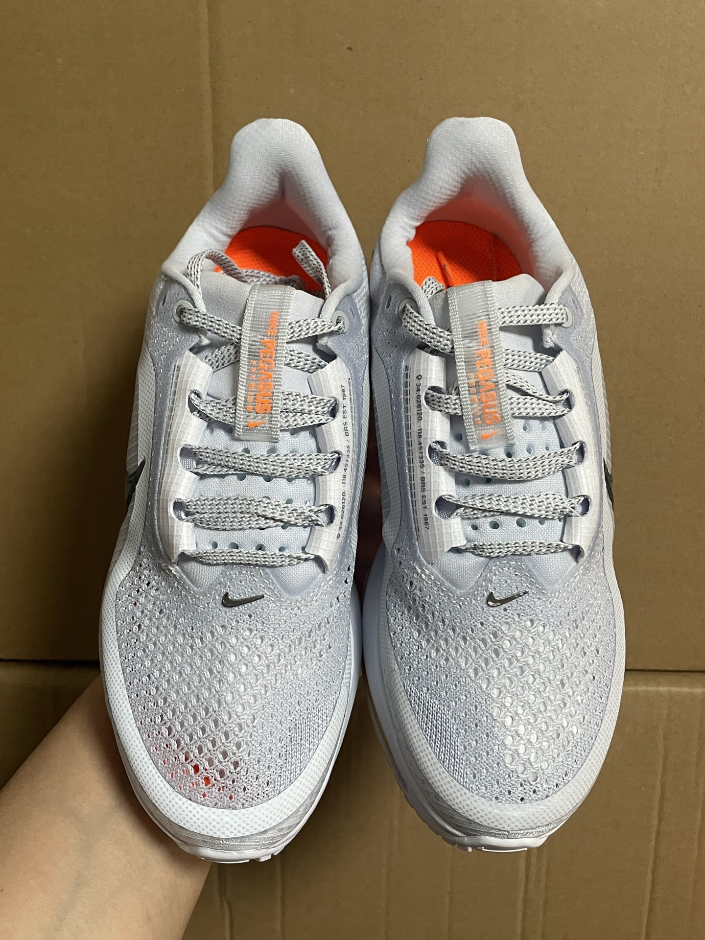 国内最强
Nike Pegasus Premium Airscape 舒适百搭减震防滑耐磨透气 低帮跑步鞋 男款 灰白橙

鞋面用圆形针织，中底采用ZoomX、Air Zoom、ReactX三重缓震科技，上层ZoomX泡棉，中层全掌型Air Zoom气垫，下层ReactX泡棉，华夫格橡胶大底。外观修长，配色丰富，科技感足。

原厂VT代工厂流出 国内最强货物！
支持过验得物App 支持售后
HQ2592-002
