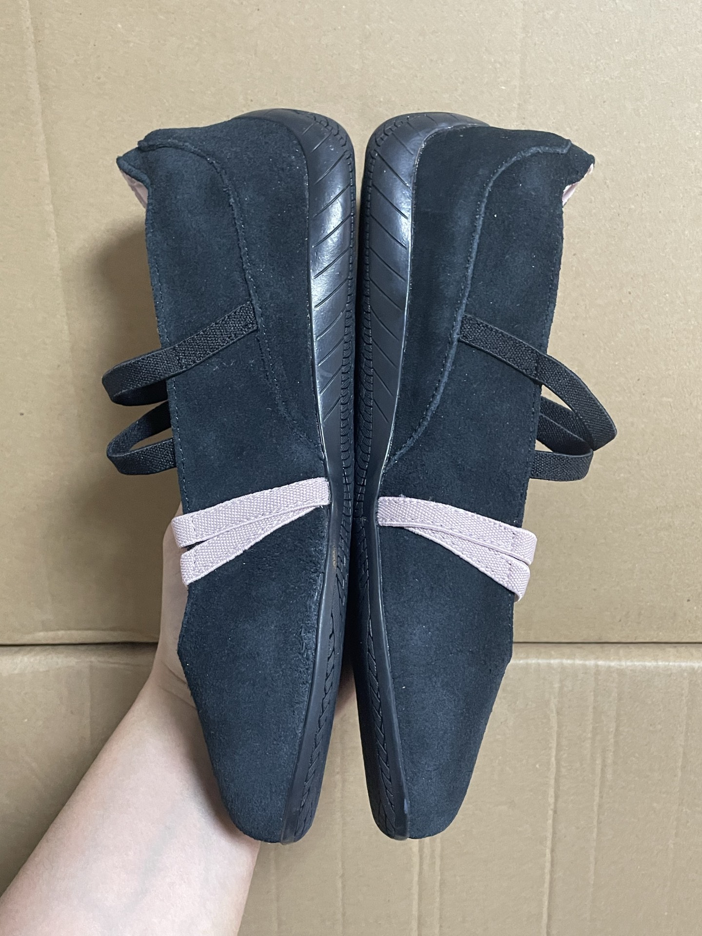 
PUMA speedcat Ballet  薄底鞋 芭蕾鞋 舒适百搭 平跟 防滑耐磨 低帮 生活休闲鞋 女款 黑粉色

仙女必备！低饱和度的水粉色和春天是最适配的麂皮的材质视觉上增添了一些质感 穿上秒变优雅

