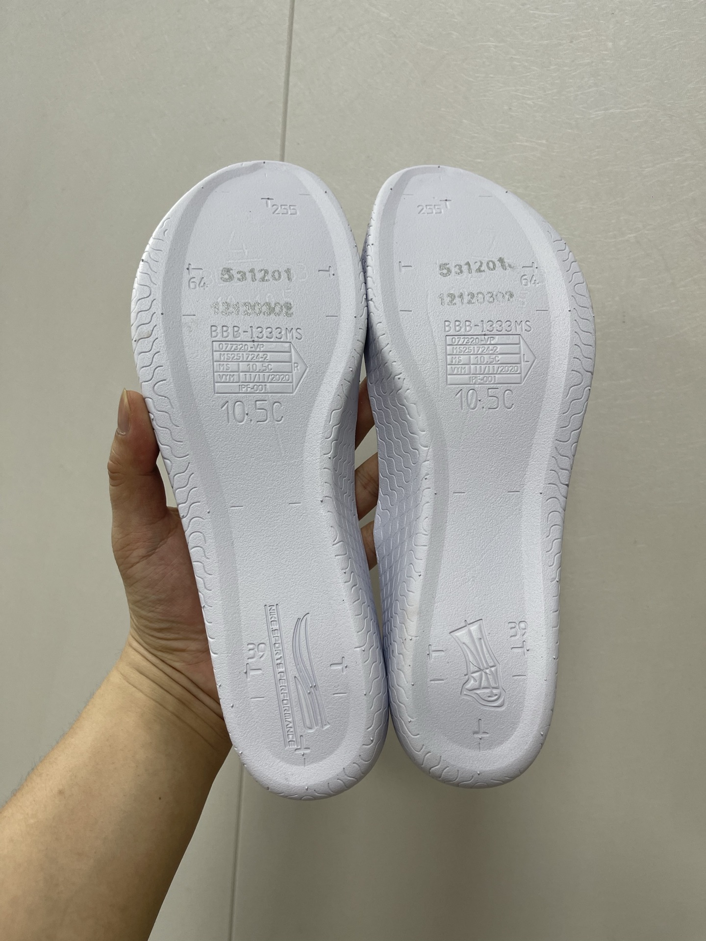 360💰国内最强
Nike Air Zoom Gt1 G.T. Cut 1低帮 Air Zoom 实战篮球鞋 男女同款 绿白色

尺码：40-47.5 货号：CZ0175-901
部分码数现货秒发 私人订单工厂

还是你们熟悉的工艺味道
熟悉的原厂气垫中底
原厂鞋垫 原厂鞋标 ！
千呼万唤始出来的一批货！

少量接 卖完无补