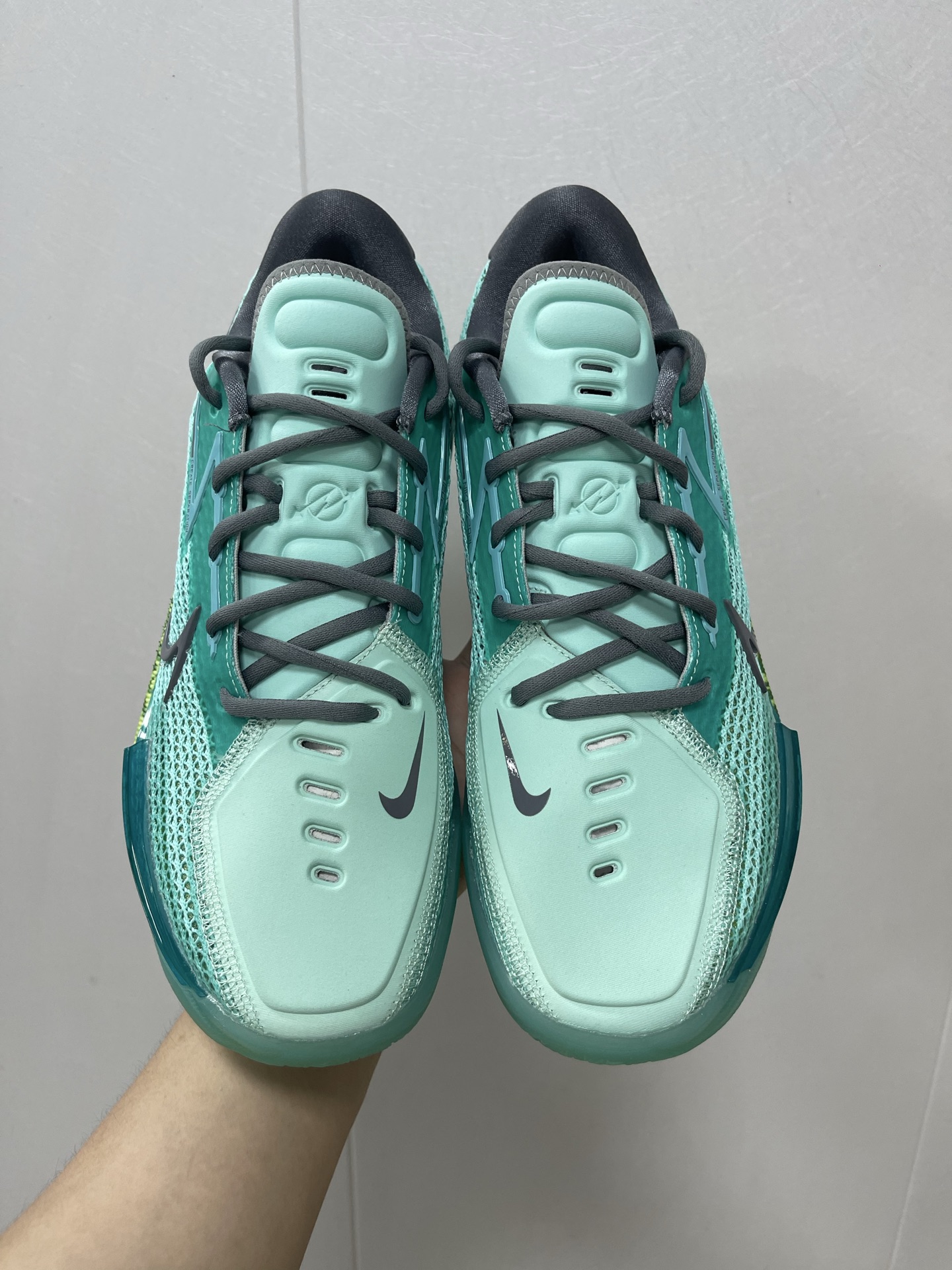360💰国内最强
Nike Air Zoom Gt1 G.T. Cut 1低帮 Air Zoom 实战篮球鞋 男女同款 绿白色

尺码：40-47.5 货号：CZ0175-901
部分码数现货秒发 私人订单工厂

还是你们熟悉的工艺味道
熟悉的原厂气垫中底
原厂鞋垫 原厂鞋标 ！
千呼万唤始出来的一批货！

少量接 卖完无补