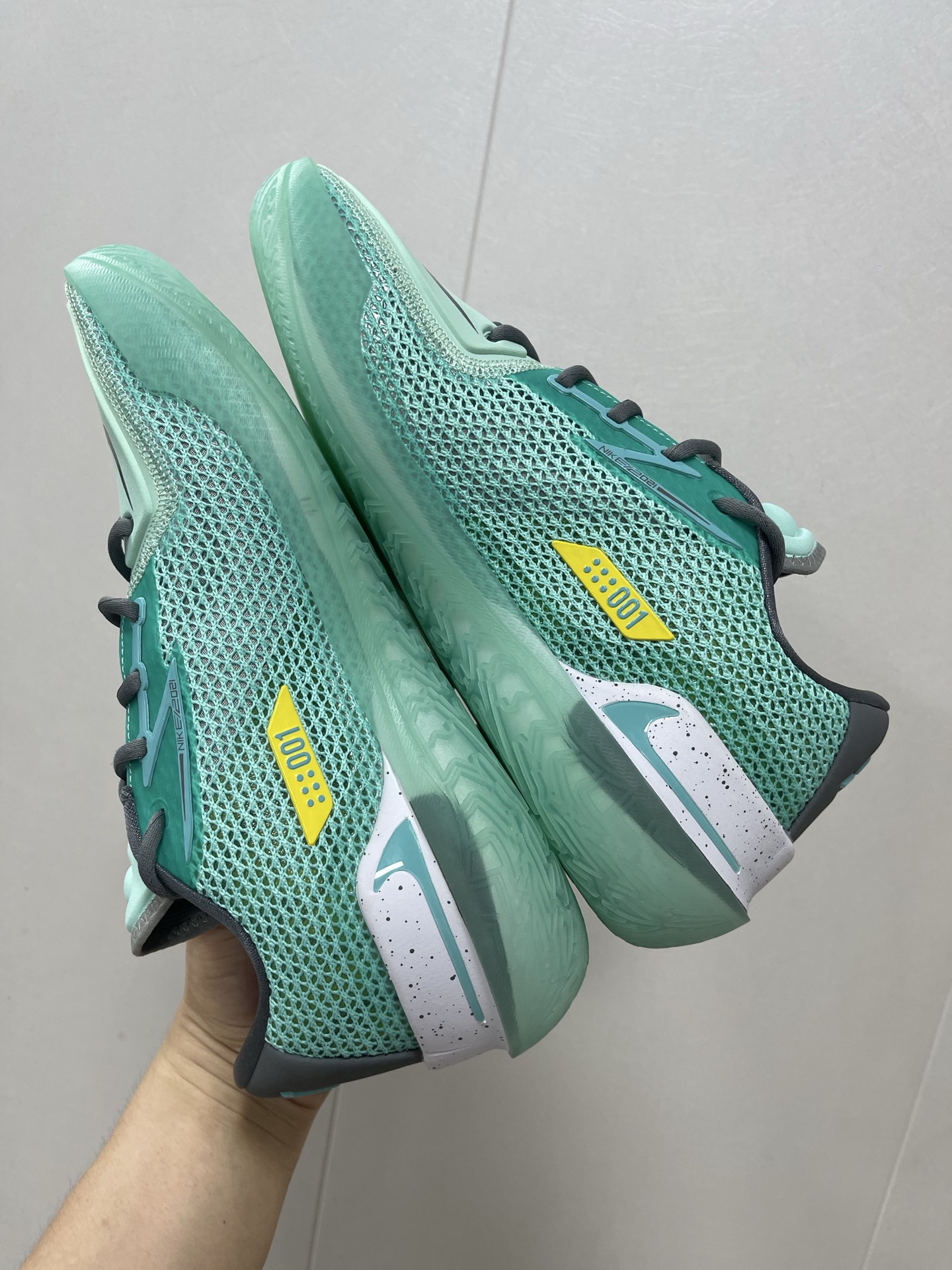 360💰国内最强
Nike Air Zoom Gt1 G.T. Cut 1低帮 Air Zoom 实战篮球鞋 男女同款 绿白色

尺码：40-47.5 货号：CZ0175-901
部分码数现货秒发 私人订单工厂

还是你们熟悉的工艺味道
熟悉的原厂气垫中底
原厂鞋垫 原厂鞋标 ！
千呼万唤始出来的一批货！

少量接 卖完无补