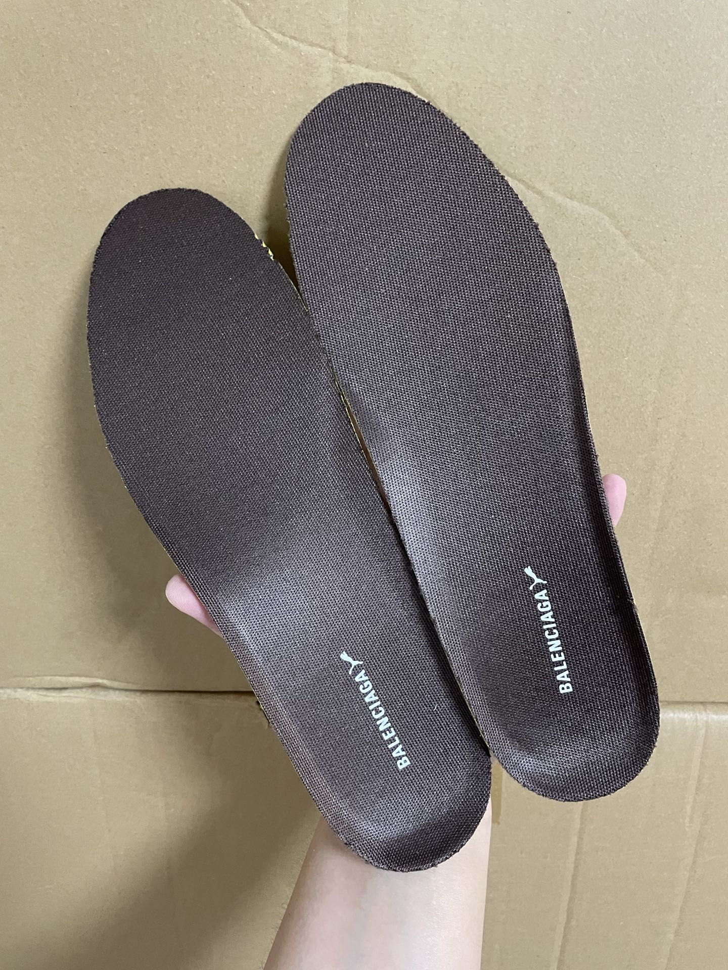 290💰最强联名
PUMA/彪马 x Balenciaga巴黎世家 Speedcat 系列 薄底鞋 牛皮绒面革 圆头做旧磨损 低帮 生活休闲鞋 男女同款 棕色

Puma 联名 巴黎世家 在原赛车鞋基础上添加了解构设计

圈内唯一真原底原面 佛山原厂货
唯一一批真东西 之前一直只接定制大客户的货 接同行代发/批发 还是那句话 所拍即所得 盗图的多，认准我下单

区别其他广东/莆田货 不在一个档次上
新配色鉴定稳定 包鉴定包售后