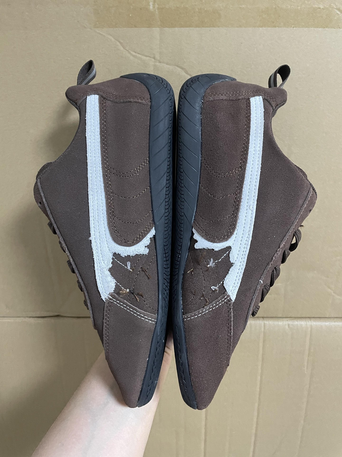 290💰最强联名
PUMA/彪马 x Balenciaga巴黎世家 Speedcat 系列 薄底鞋 牛皮绒面革 圆头做旧磨损 低帮 生活休闲鞋 男女同款 棕色

Puma 联名 巴黎世家 在原赛车鞋基础上添加了解构设计

圈内唯一真原底原面 佛山原厂货
唯一一批真东西 之前一直只接定制大客户的货 接同行代发/批发 还是那句话 所拍即所得 盗图的多，认准我下单

区别其他广东/莆田货 不在一个档次上
新配色鉴定稳定 包鉴定包售后