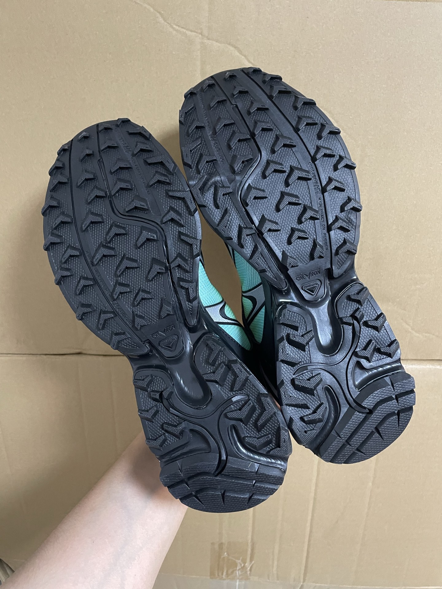 350💰国内最强
SALOMON萨洛蒙 XT-WHISPER 舒适防滑耐磨 低帮跑步鞋 男女同款 黑绿渐变

入春了总要来一双户外鞋吧～
心心念念的萨洛蒙 X-WHISPER拿下 新配色 颜值是真的顶～
麂皮拼接的，层次感十足，配上大颗粒橡胶外底，户外的氛围感这不就来了～
上脚很搭 很适合这个季节！

厚街原厂原底面 支持过验得物App 支持售后

477616