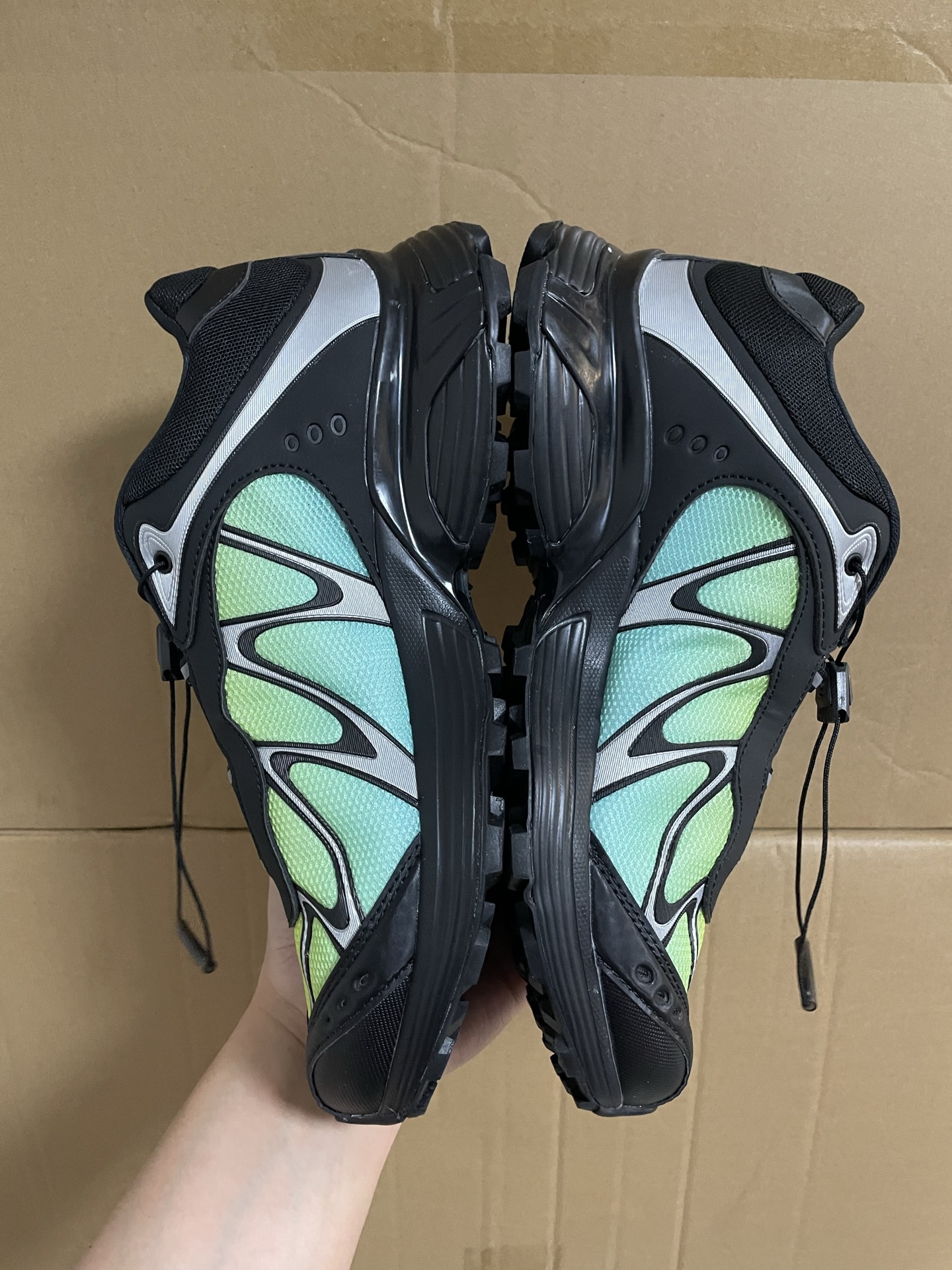 350💰国内最强
SALOMON萨洛蒙 XT-WHISPER 舒适防滑耐磨 低帮跑步鞋 男女同款 黑绿渐变

入春了总要来一双户外鞋吧～
心心念念的萨洛蒙 X-WHISPER拿下 新配色 颜值是真的顶～
麂皮拼接的，层次感十足，配上大颗粒橡胶外底，户外的氛围感这不就来了～
上脚很搭 很适合这个季节！

厚街原厂原底面 支持过验得物App 支持售后

477616