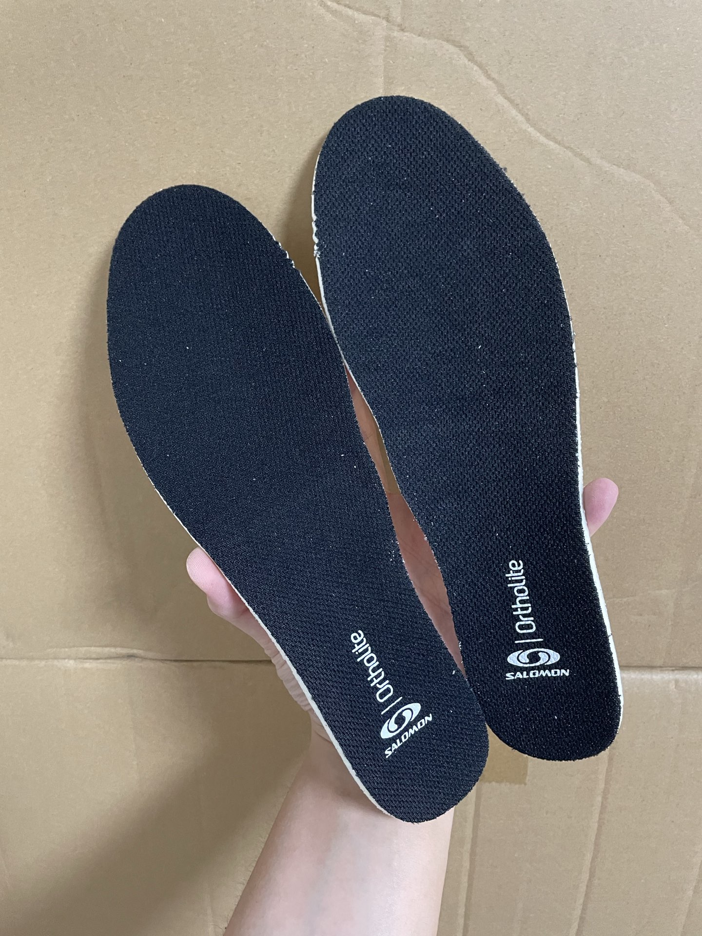 350💰国内最强
SALOMON萨洛蒙 XT-WHISPER 舒适防滑耐磨 低帮跑步鞋 男女同款 黑绿渐变

入春了总要来一双户外鞋吧～
心心念念的萨洛蒙 X-WHISPER拿下 新配色 颜值是真的顶～
麂皮拼接的，层次感十足，配上大颗粒橡胶外底，户外的氛围感这不就来了～
上脚很搭 很适合这个季节！

厚街原厂原底面 支持过验得物App 支持售后

477616