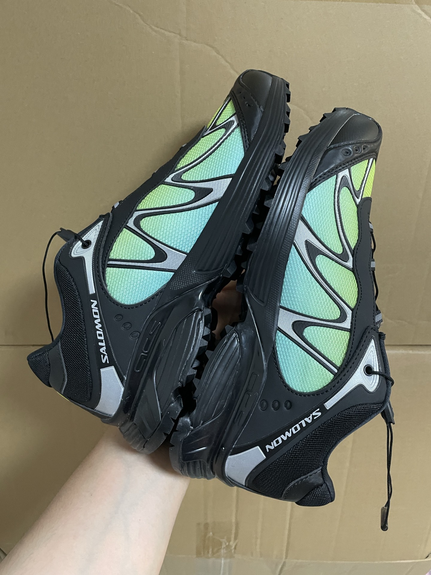 350💰国内最强
SALOMON萨洛蒙 XT-WHISPER 舒适防滑耐磨 低帮跑步鞋 男女同款 黑绿渐变

入春了总要来一双户外鞋吧～
心心念念的萨洛蒙 X-WHISPER拿下 新配色 颜值是真的顶～
麂皮拼接的，层次感十足，配上大颗粒橡胶外底，户外的氛围感这不就来了～
上脚很搭 很适合这个季节！

厚街原厂原底面 支持过验得物App 支持售后

477616
