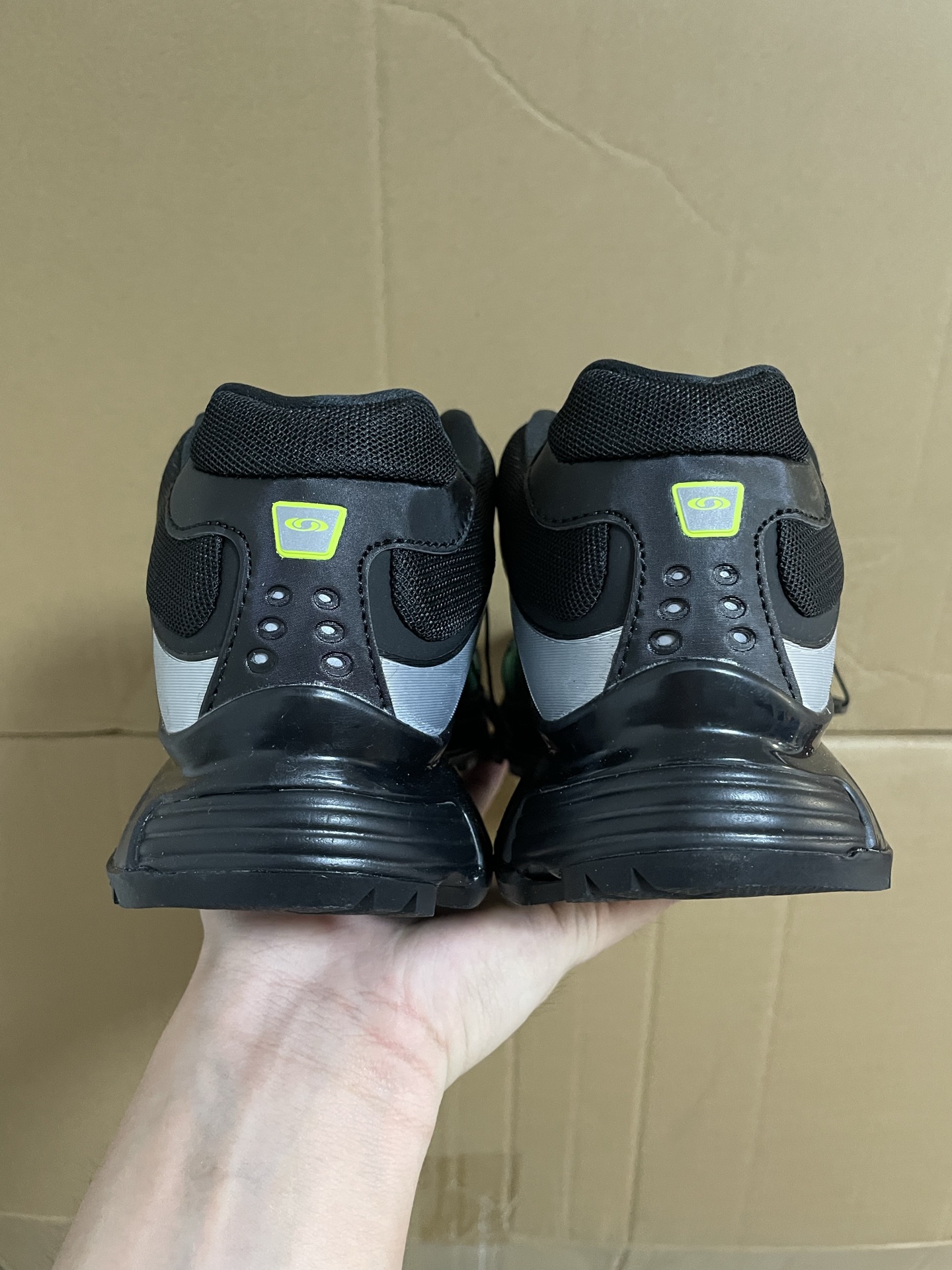 350💰国内最强
SALOMON萨洛蒙 XT-WHISPER 舒适防滑耐磨 低帮跑步鞋 男女同款 黑绿渐变

入春了总要来一双户外鞋吧～
心心念念的萨洛蒙 X-WHISPER拿下 新配色 颜值是真的顶～
麂皮拼接的，层次感十足，配上大颗粒橡胶外底，户外的氛围感这不就来了～
上脚很搭 很适合这个季节！

厚街原厂原底面 支持过验得物App 支持售后

477616