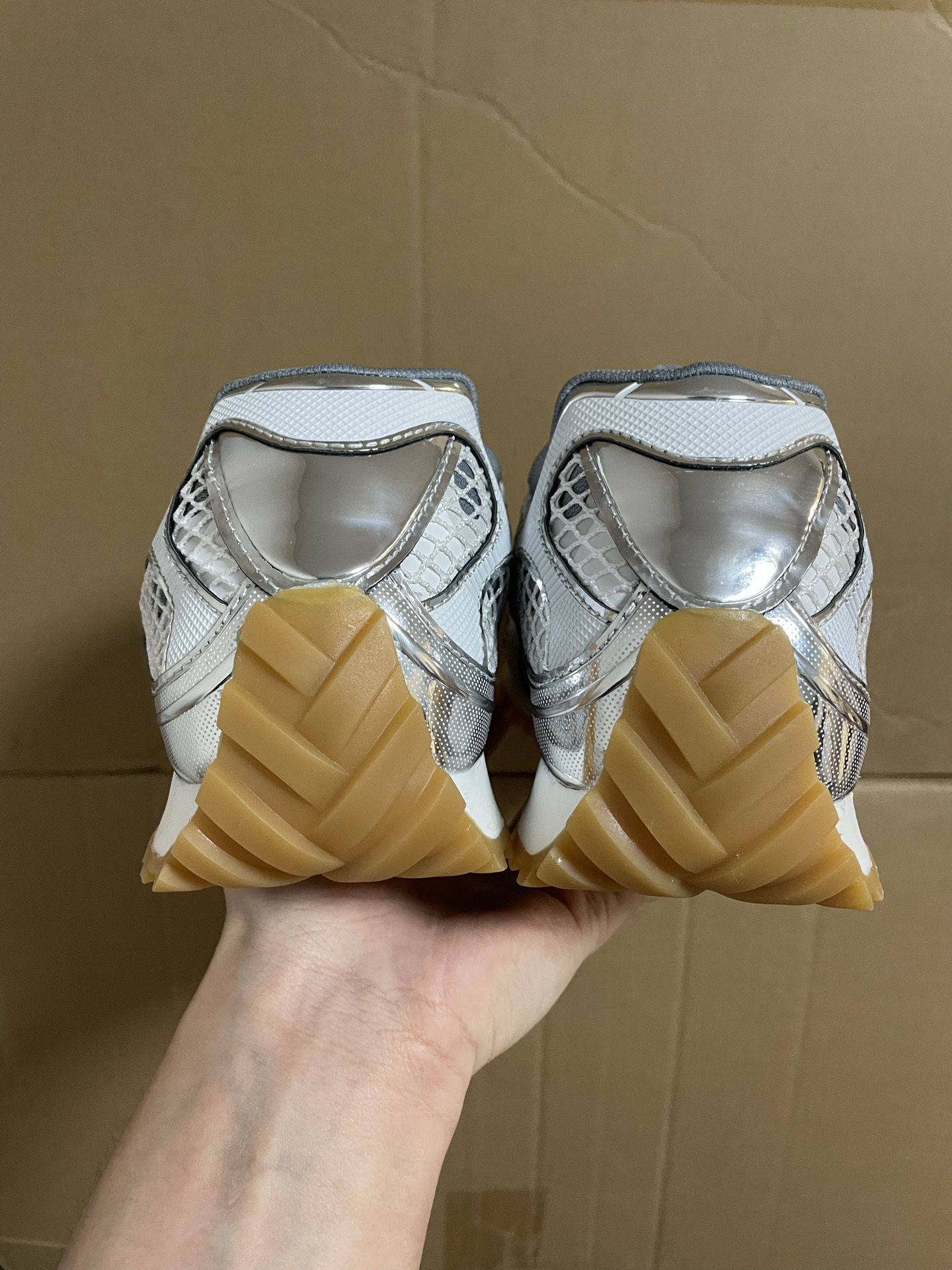 450💰佛山订单 
Bottega Veneta葆蝶家 Orbit 小牛皮 闪亮 圆头系带 低帮 生活休闲鞋 灰色银色

佛山私人订单 细节自观 走国外代购的货！
国内外代购最喜欢的一批 
意大利进口原厂鞋底原厂鞋面组装而成
真正纯原底面 随意冲正
细节自观 都是市场其他货没法比的！
一个鞋盒 鞋垫配件 就秒杀其他任何货！
真正意义上的独家纯原！

支持得物App过验 支持售后！
货号：796481V4JE19031