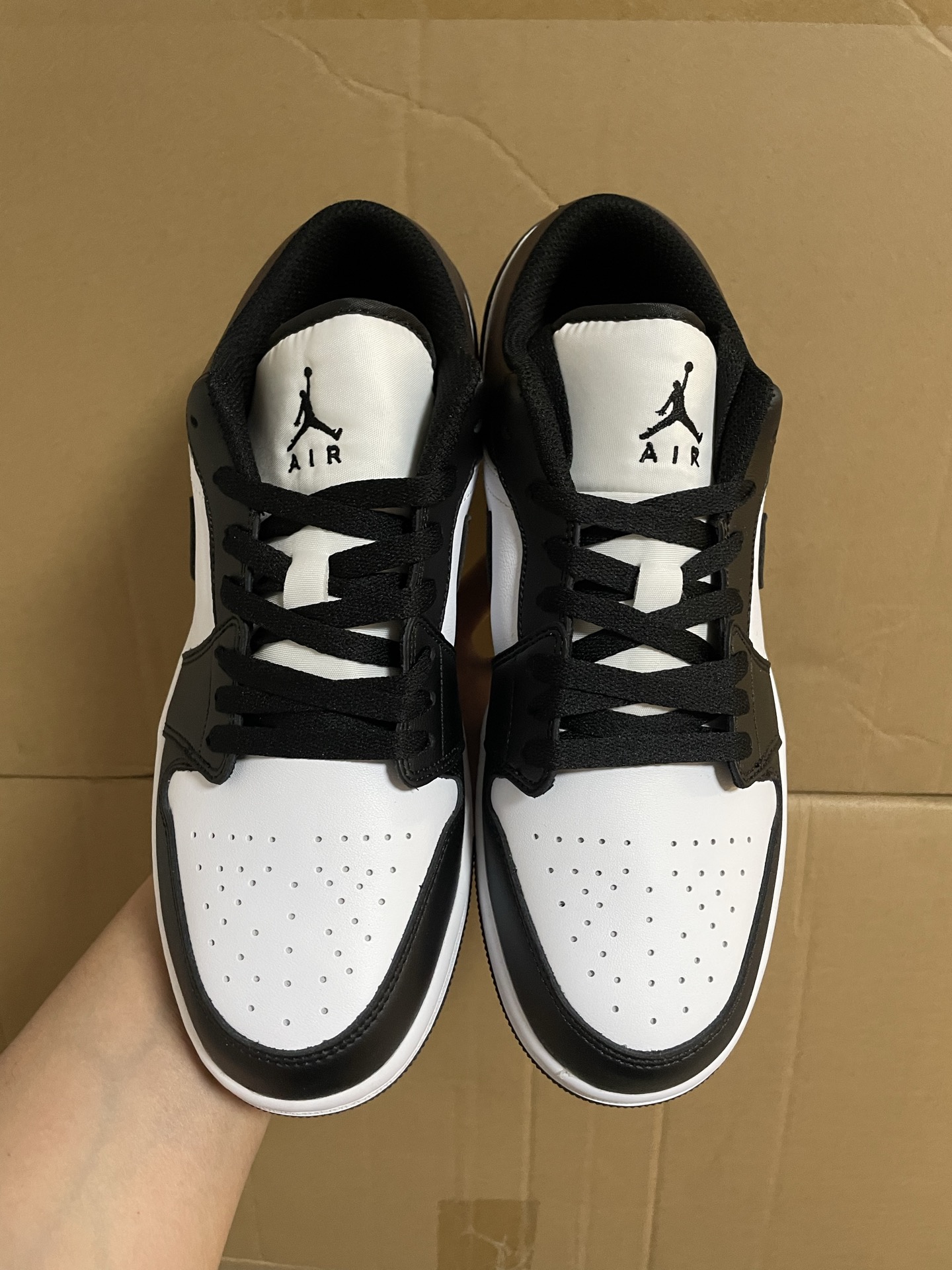 260💰独家新款首发
Air Jordan 1LOW 舒适百搭简约运动 防滑耐磨 低帮 黑摩卡

Xc清远代工厂原底原面 真正的纯原底面！
酷到没朋友的黑摩卡aj1鞋子的颜色真的很好看念
浅灰色搭配黑色色的logo 干净清爽
加上Nike经典版型的设计 高级百搭

支持得物App鉴定 支持无理由售后！