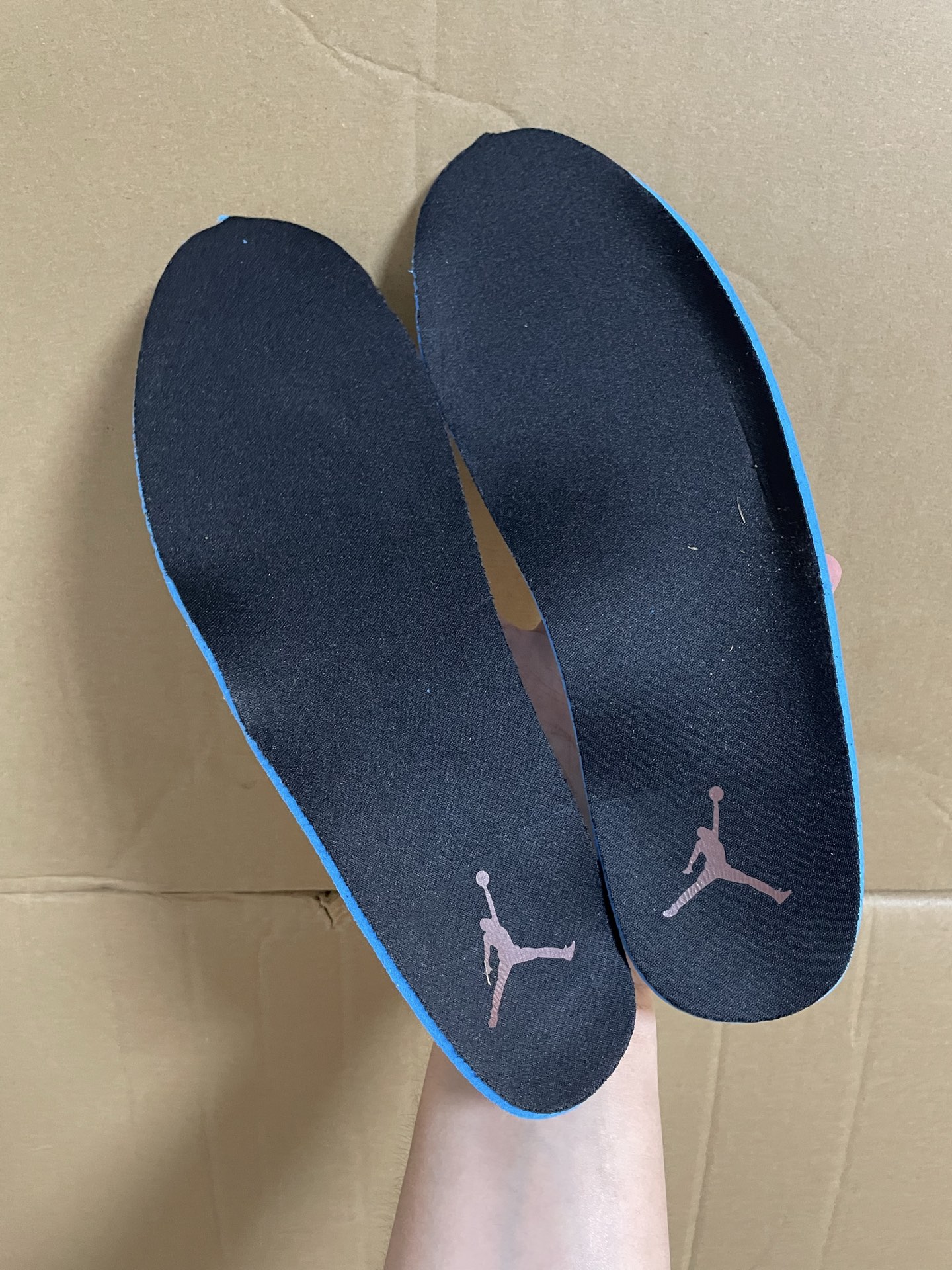 260💰独家新款首发
Air Jordan 1LOW 舒适百搭简约运动 防滑耐磨 低帮 黑摩卡

Xc清远代工厂原底原面 真正的纯原底面！
酷到没朋友的黑摩卡aj1鞋子的颜色真的很好看念
浅灰色搭配黑色色的logo 干净清爽
加上Nike经典版型的设计 高级百搭

支持得物App鉴定 支持无理由售后！