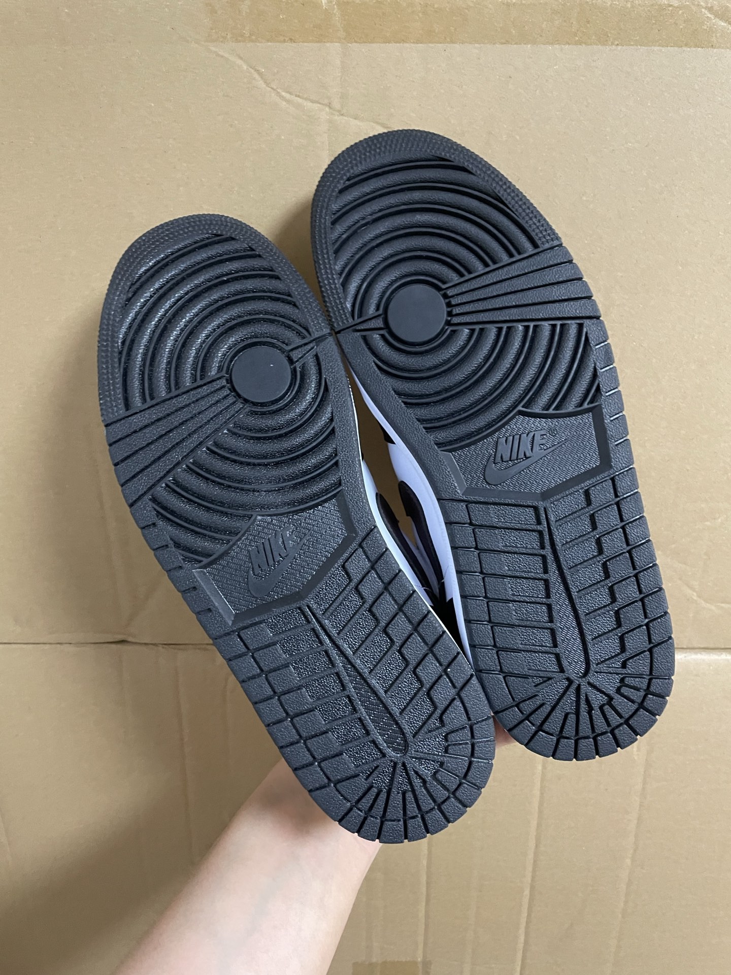 260💰独家新款首发
Air Jordan 1LOW 舒适百搭简约运动 防滑耐磨 低帮 黑摩卡

Xc清远代工厂原底原面 真正的纯原底面！
酷到没朋友的黑摩卡aj1鞋子的颜色真的很好看念
浅灰色搭配黑色色的logo 干净清爽
加上Nike经典版型的设计 高级百搭

支持得物App鉴定 支持无理由售后！