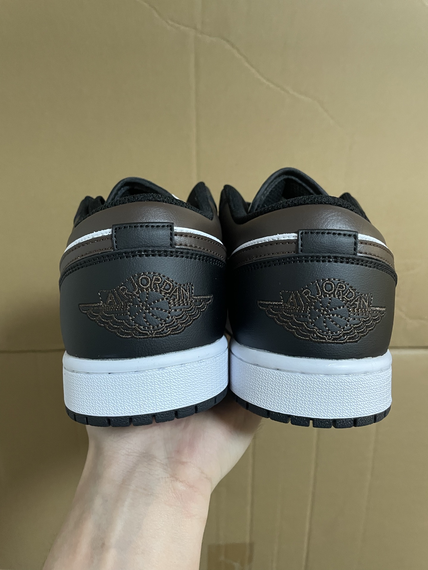 260💰独家新款首发
Air Jordan 1LOW 舒适百搭简约运动 防滑耐磨 低帮 黑摩卡

Xc清远代工厂原底原面 真正的纯原底面！
酷到没朋友的黑摩卡aj1鞋子的颜色真的很好看念
浅灰色搭配黑色色的logo 干净清爽
加上Nike经典版型的设计 高级百搭

支持得物App鉴定 支持无理由售后！