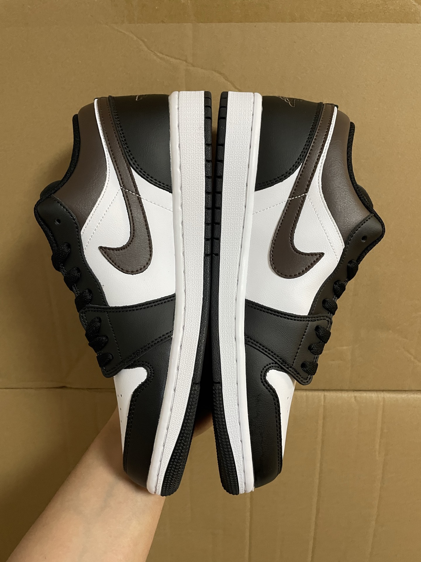 260💰独家新款首发
Air Jordan 1LOW 舒适百搭简约运动 防滑耐磨 低帮 黑摩卡

Xc清远代工厂原底原面 真正的纯原底面！
酷到没朋友的黑摩卡aj1鞋子的颜色真的很好看念
浅灰色搭配黑色色的logo 干净清爽
加上Nike经典版型的设计 高级百搭

支持得物App鉴定 支持无理由售后！