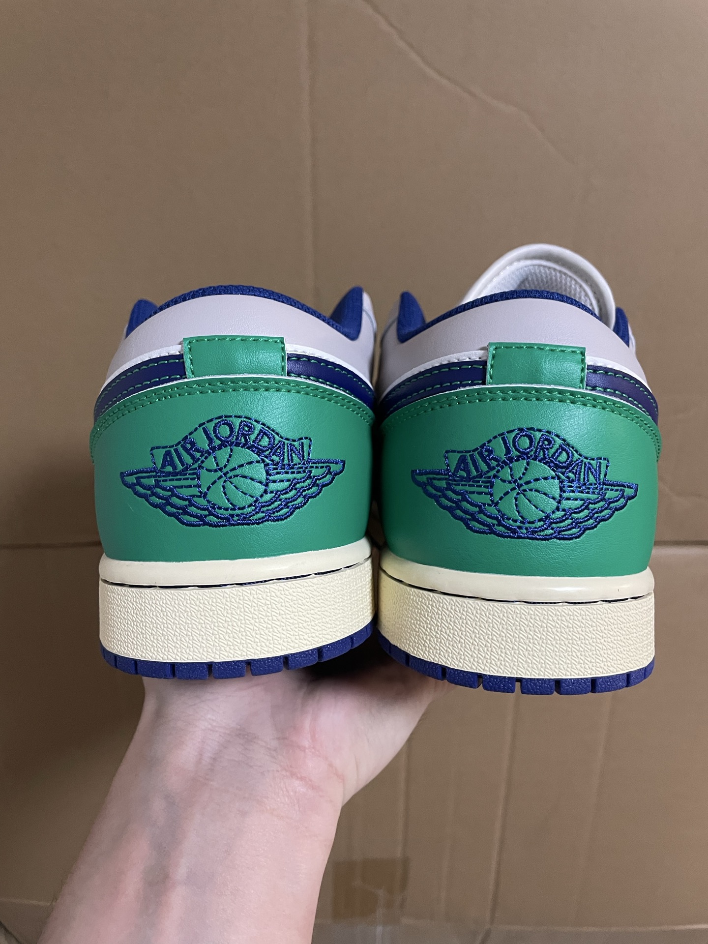 280💰国内最强 
Jordan Air Jordan 1 舒适百搭 防滑耐磨 低帮 复古篮球鞋 男款 白蓝色 

YS原厂细节 独家定制原厂鞋垫刷胶 非常真 
私人订制批次 目前配色陆续更新！ 出货即验真
出货即是此配色最强
超新款配色绝对全网独家的品质 
这个色别人想混都混不到我这个品质 

支持得物/Get App鉴定 随意真 
支持90 天无理由售后

553558-147