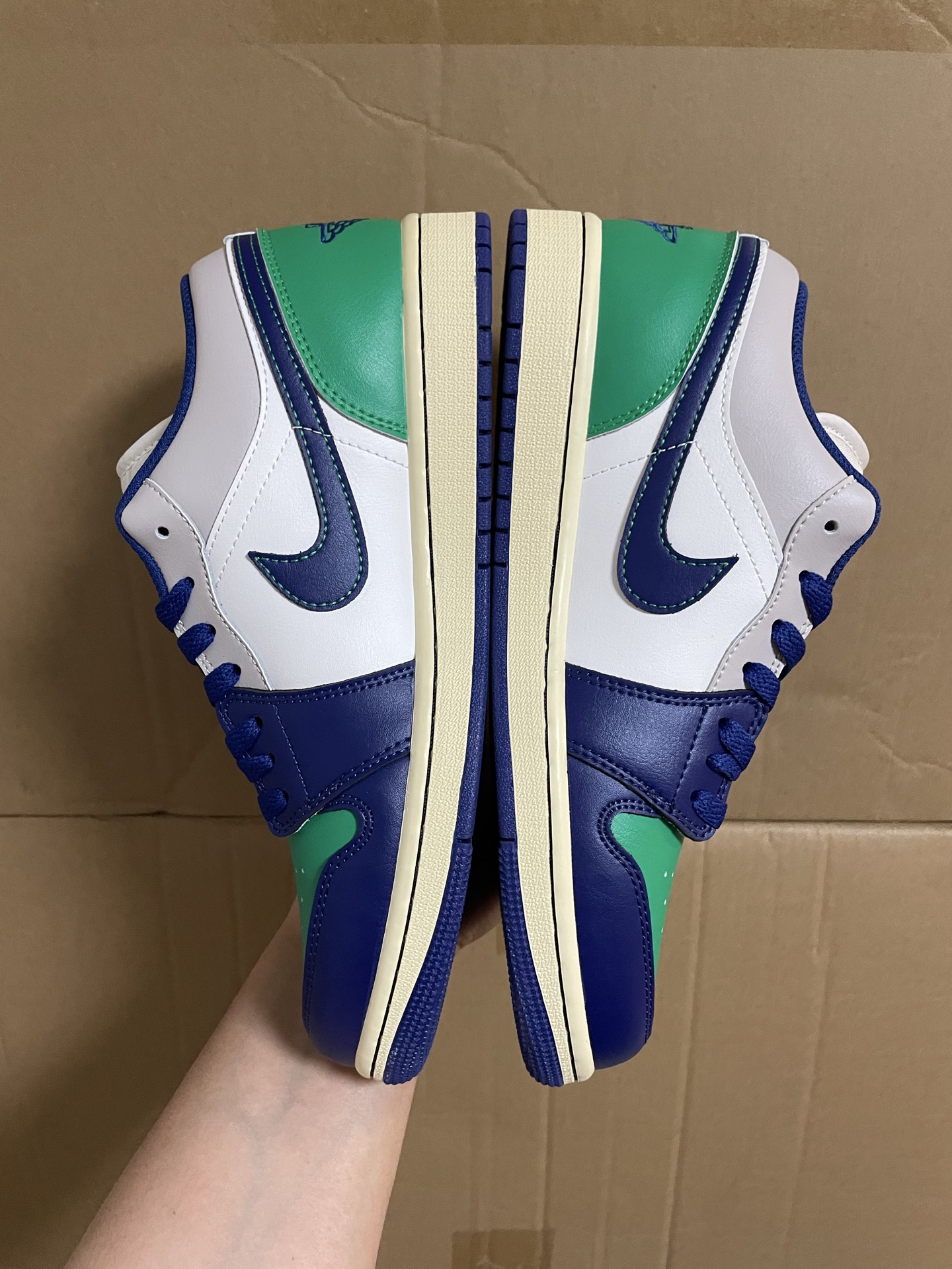 280💰国内最强 
Jordan Air Jordan 1 舒适百搭 防滑耐磨 低帮 复古篮球鞋 男款 白蓝色 

YS原厂细节 独家定制原厂鞋垫刷胶 非常真 
私人订制批次 目前配色陆续更新！ 出货即验真
出货即是此配色最强
超新款配色绝对全网独家的品质 
这个色别人想混都混不到我这个品质 

支持得物/Get App鉴定 随意真 
支持90 天无理由售后

553558-147