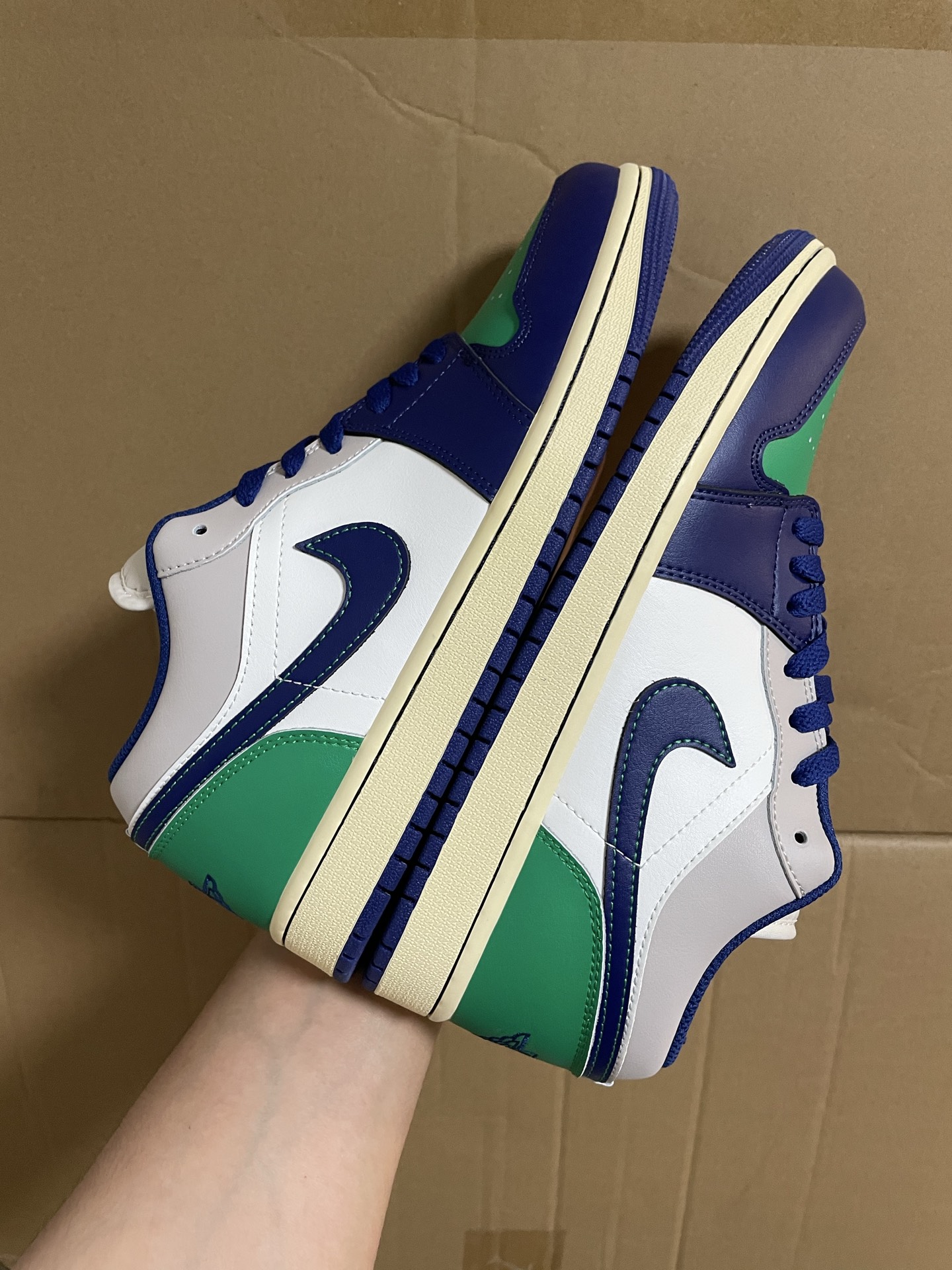 280💰国内最强 
Jordan Air Jordan 1 舒适百搭 防滑耐磨 低帮 复古篮球鞋 男款 白蓝色 

YS原厂细节 独家定制原厂鞋垫刷胶 非常真 
私人订制批次 目前配色陆续更新！ 出货即验真
出货即是此配色最强
超新款配色绝对全网独家的品质 
这个色别人想混都混不到我这个品质 

支持得物/Get App鉴定 随意真 
支持90 天无理由售后

553558-147
