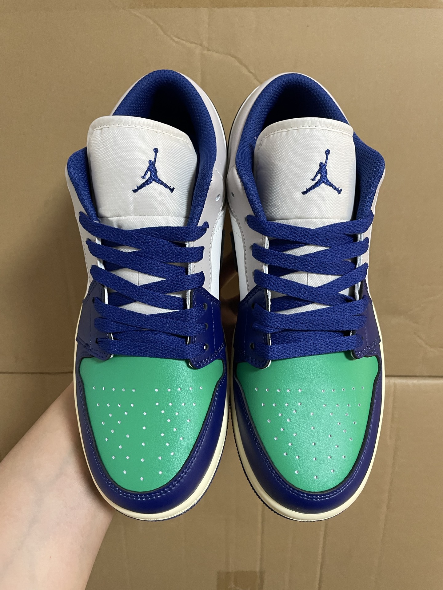 280💰国内最强 
Jordan Air Jordan 1 舒适百搭 防滑耐磨 低帮 复古篮球鞋 男款 白蓝色 

YS原厂细节 独家定制原厂鞋垫刷胶 非常真 
私人订制批次 目前配色陆续更新！ 出货即验真
出货即是此配色最强
超新款配色绝对全网独家的品质 
这个色别人想混都混不到我这个品质 

支持得物/Get App鉴定 随意真 
支持90 天无理由售后

553558-147