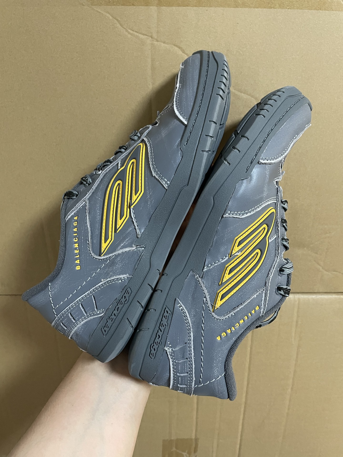 600💰原厂订单
Balenciaga巴黎世家 Hamptons Worn-Out 圆头系带 低帮 生活休闲鞋 男款 水泥灰
圈内独家配色 独家货物
圈内唯一真原底原面 佛山原厂货
刚出货时得物/白鬼 都是直接给真的货 之前一直没流通市场 都是1-2xxx在正品圈流通的货 也就是代发圈9xx在代发的东莞货 批次被打掉圈内贱卖
唯一一批真东西 之前一直只接定制大客户的货 接同行代发/批发 还是那句话 所拍即所得 盗图的多,认准我下单
区别其他广东/莆田货 不在一个档次上
目前依旧鉴定稳定 包鉴定包售后
货号:841763WCURS9000