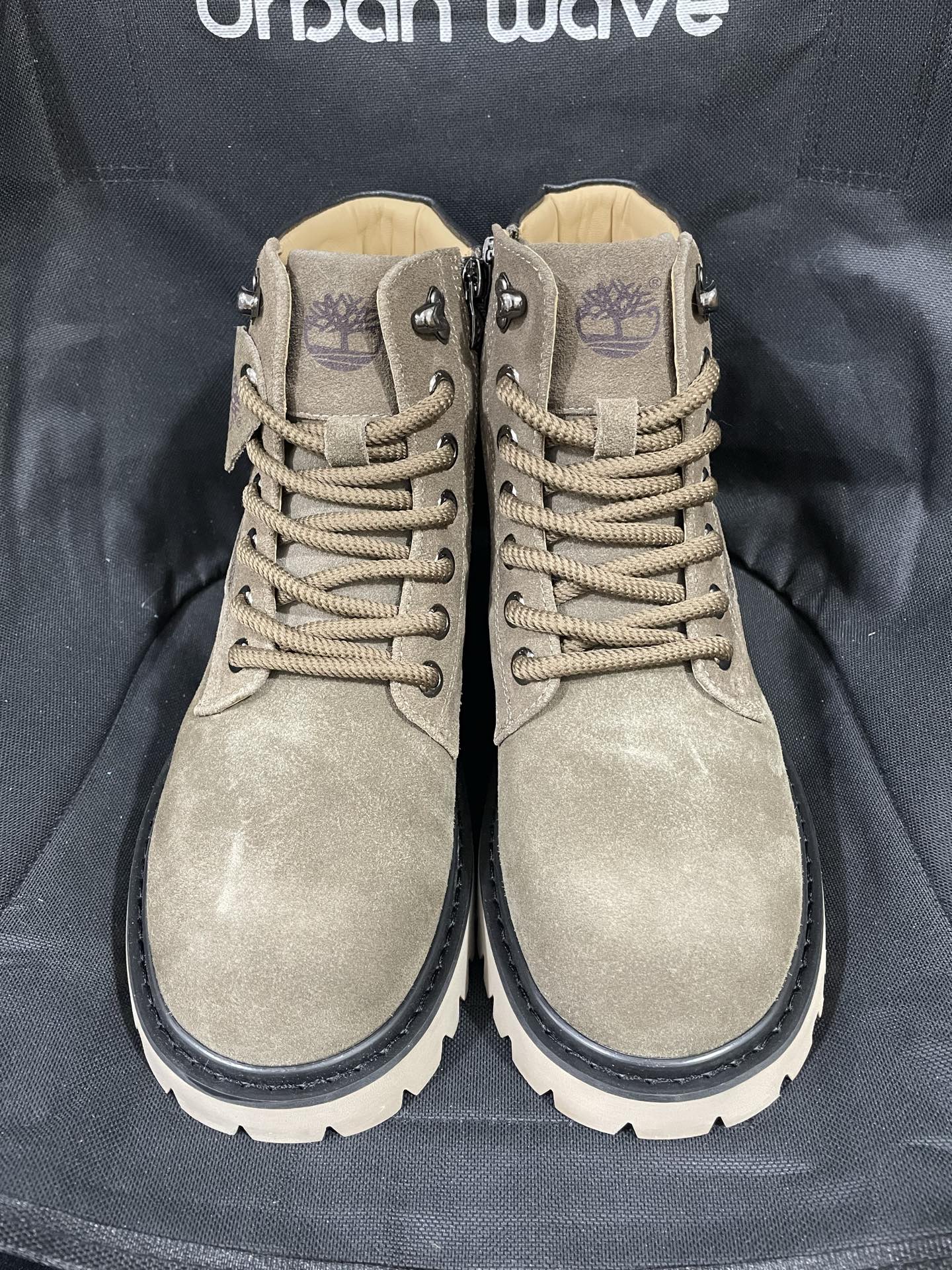 350💰中山原厂
Timberland添柏岚 中帮短靴 浅棕色
尺码：36-46
中山原厂原单添柏岚货物！
原厂鞋面鞋底组装而成 
原厂中底 原厂鞋垫 原厂鞋标！
22年那时候出货直接过验全网的那一批！
秋冬快到了 工厂开始重新出货！
懂得看细节就知道！百分百正品原单！

支持得物App鉴定 支持无理由售后！