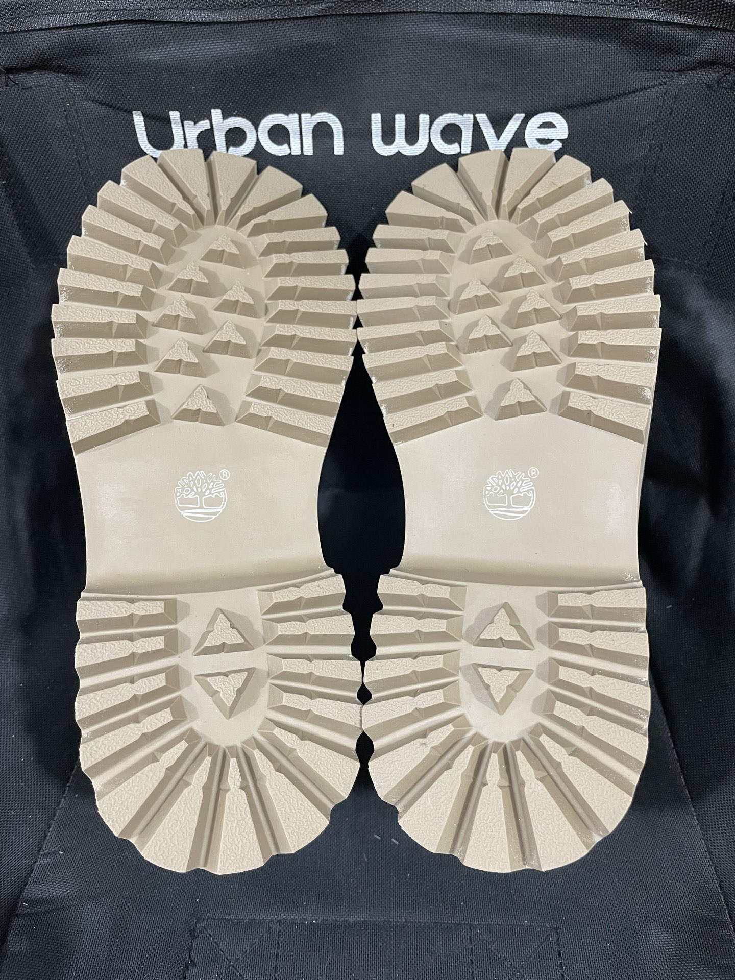 350💰中山原厂
Timberland添柏岚 中帮短靴 浅棕色
尺码：36-46
中山原厂原单添柏岚货物！
原厂鞋面鞋底组装而成 
原厂中底 原厂鞋垫 原厂鞋标！
22年那时候出货直接过验全网的那一批！
秋冬快到了 工厂开始重新出货！
懂得看细节就知道！百分百正品原单！

支持得物App鉴定 支持无理由售后！