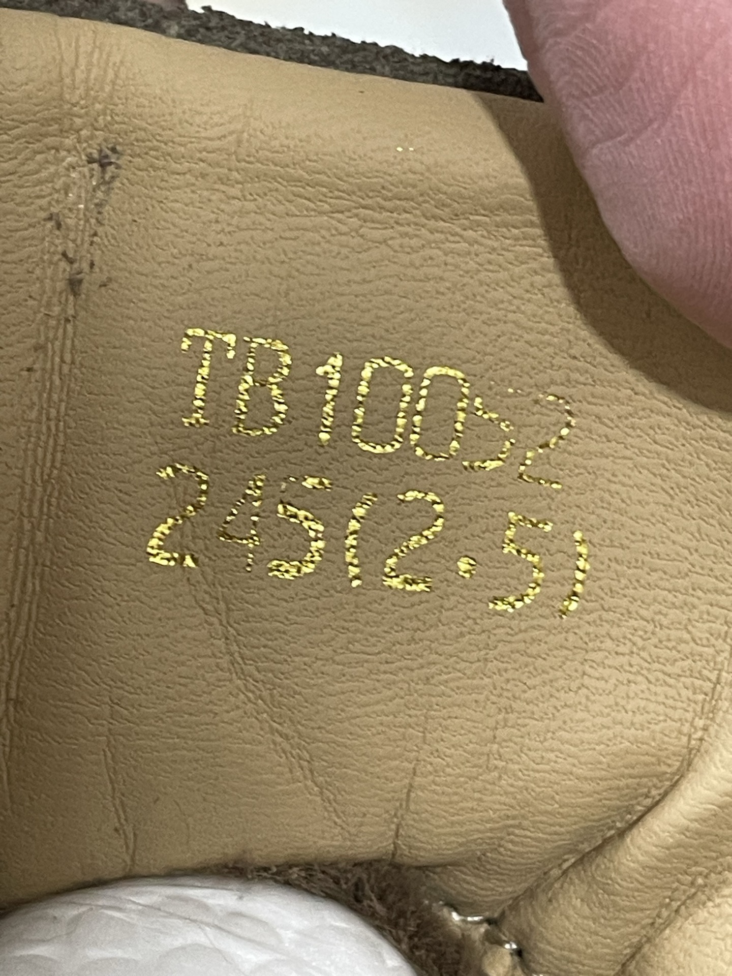 350💰中山原厂
Timberland添柏岚 中帮短靴 浅棕色
尺码：36-46
中山原厂原单添柏岚货物！
原厂鞋面鞋底组装而成 
原厂中底 原厂鞋垫 原厂鞋标！
22年那时候出货直接过验全网的那一批！
秋冬快到了 工厂开始重新出货！
懂得看细节就知道！百分百正品原单！

支持得物App鉴定 支持无理由售后！