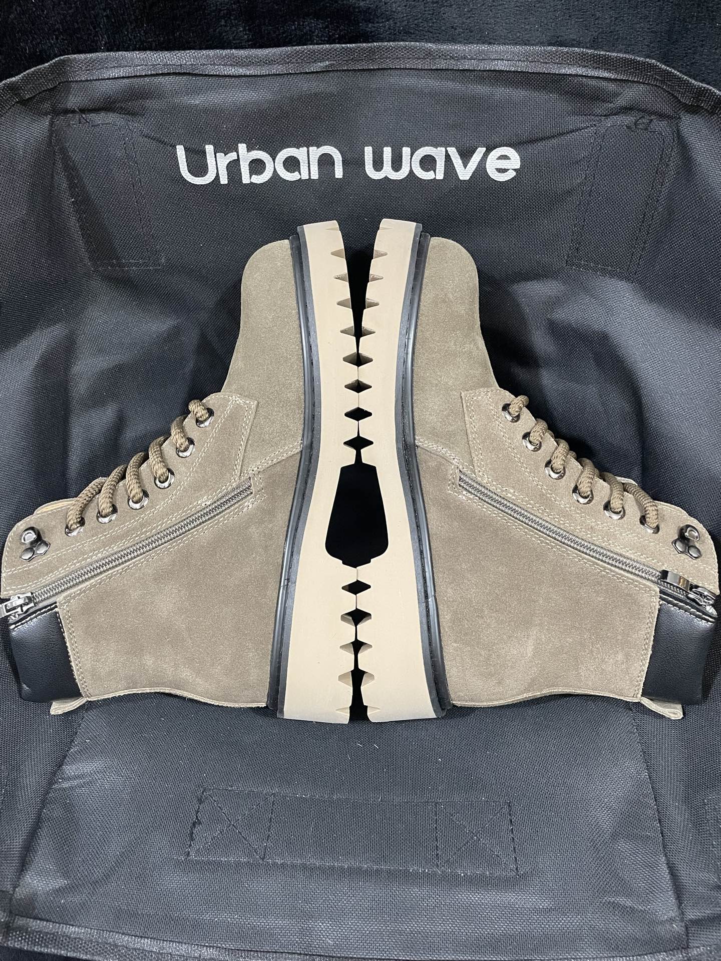 350💰中山原厂
Timberland添柏岚 中帮短靴 浅棕色
尺码：36-46
中山原厂原单添柏岚货物！
原厂鞋面鞋底组装而成 
原厂中底 原厂鞋垫 原厂鞋标！
22年那时候出货直接过验全网的那一批！
秋冬快到了 工厂开始重新出货！
懂得看细节就知道！百分百正品原单！

支持得物App鉴定 支持无理由售后！