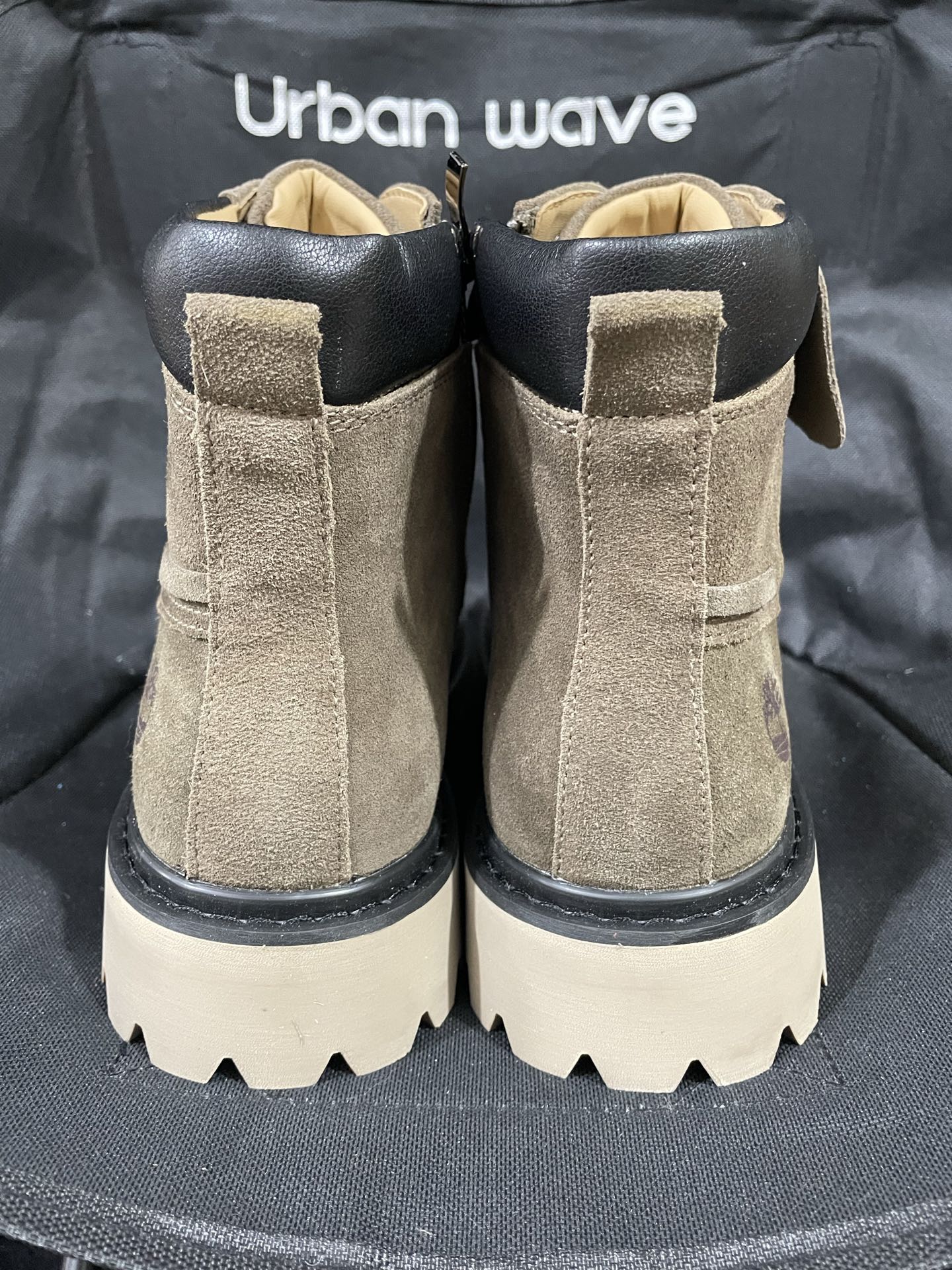 350💰中山原厂
Timberland添柏岚 中帮短靴 浅棕色
尺码：36-46
中山原厂原单添柏岚货物！
原厂鞋面鞋底组装而成 
原厂中底 原厂鞋垫 原厂鞋标！
22年那时候出货直接过验全网的那一批！
秋冬快到了 工厂开始重新出货！
懂得看细节就知道！百分百正品原单！

支持得物App鉴定 支持无理由售后！