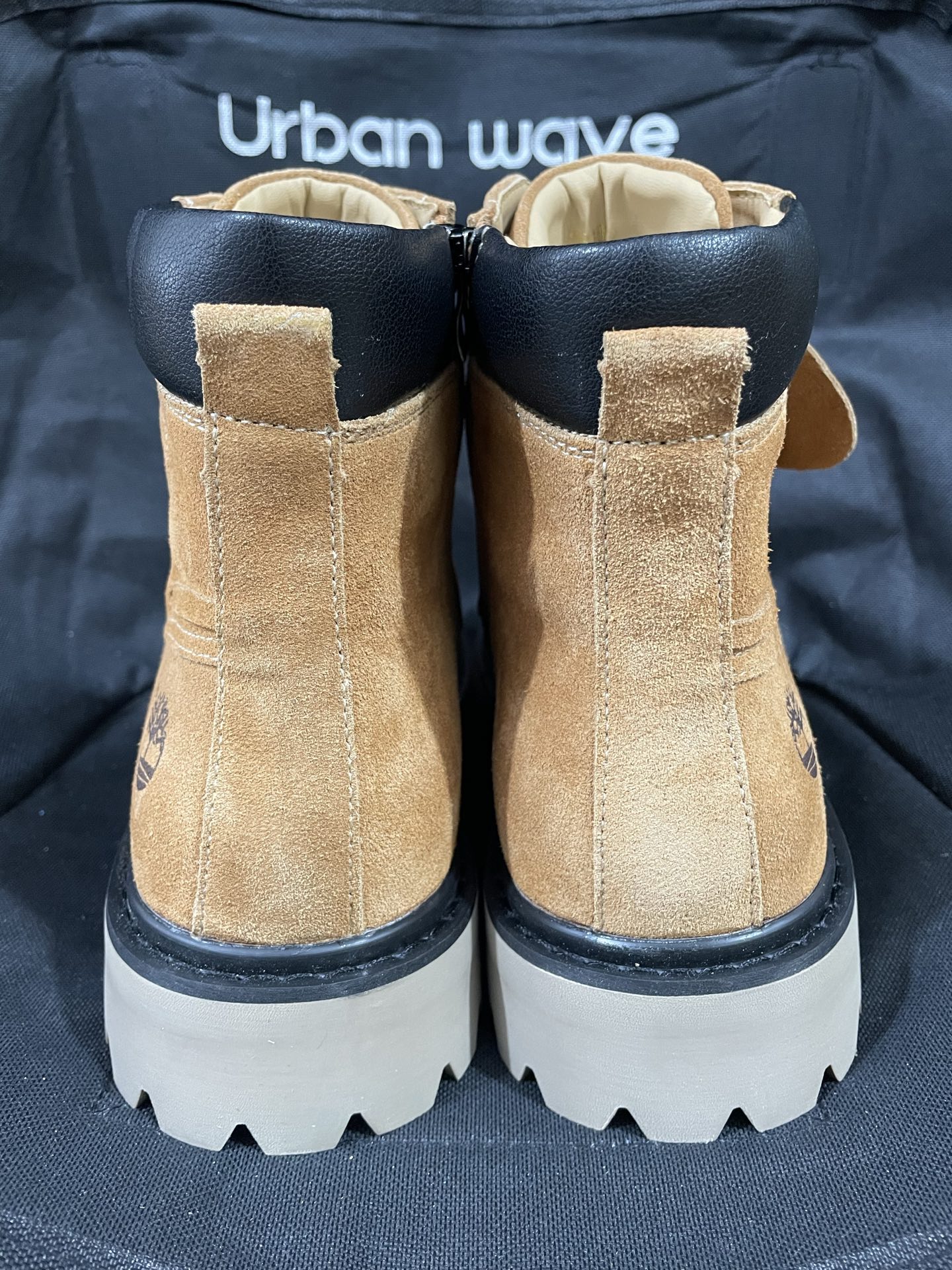 350💰中山原厂
Timberland添柏岚 中帮短靴 浅小麦色
尺码：36-46
中山原厂原单添柏岚货物！
原厂鞋面鞋底组装而成 
原厂中底 原厂鞋垫 原厂鞋标！
22年那时候出货直接过验全网的那一批！
秋冬快到了 工厂开始重新出货！
懂得看细节就知道！百分百正品原单！

支持得物App鉴定 支持无理由售后！