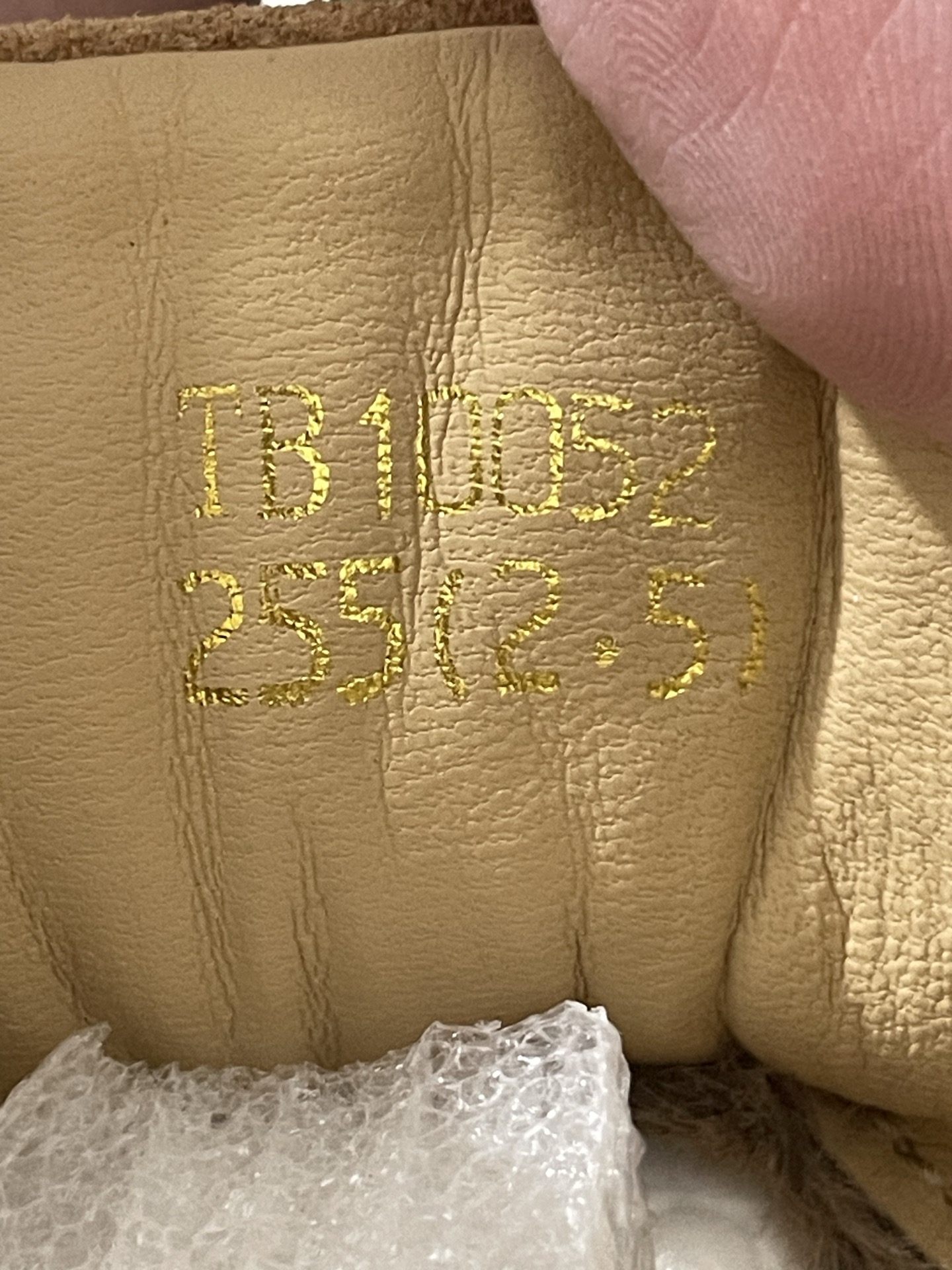 350💰中山原厂
Timberland添柏岚 中帮短靴 浅小麦色
尺码：36-46
中山原厂原单添柏岚货物！
原厂鞋面鞋底组装而成 
原厂中底 原厂鞋垫 原厂鞋标！
22年那时候出货直接过验全网的那一批！
秋冬快到了 工厂开始重新出货！
懂得看细节就知道！百分百正品原单！

支持得物App鉴定 支持无理由售后！