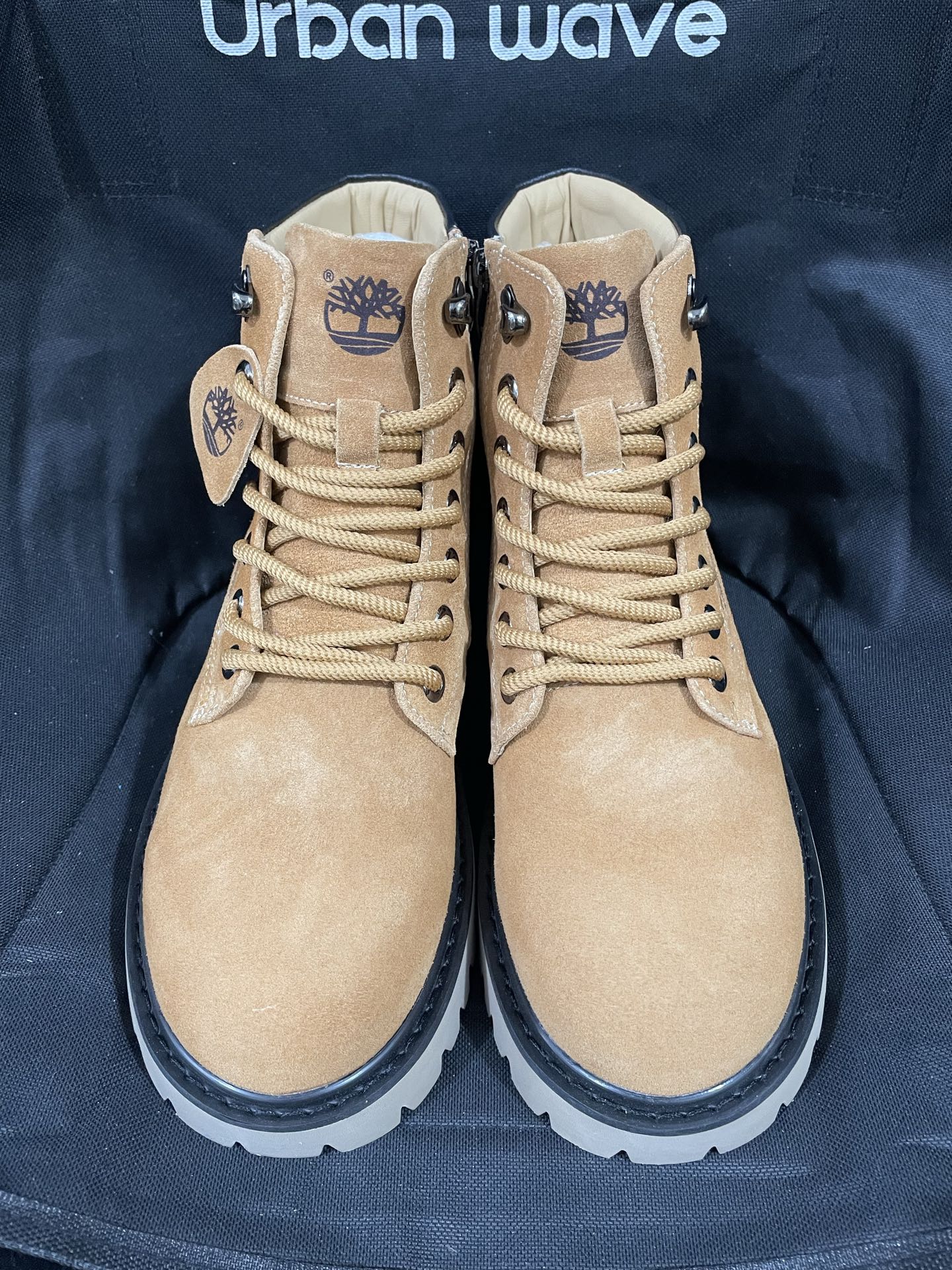 350💰中山原厂
Timberland添柏岚 中帮短靴 浅小麦色
尺码：36-46
中山原厂原单添柏岚货物！
原厂鞋面鞋底组装而成 
原厂中底 原厂鞋垫 原厂鞋标！
22年那时候出货直接过验全网的那一批！
秋冬快到了 工厂开始重新出货！
懂得看细节就知道！百分百正品原单！

支持得物App鉴定 支持无理由售后！