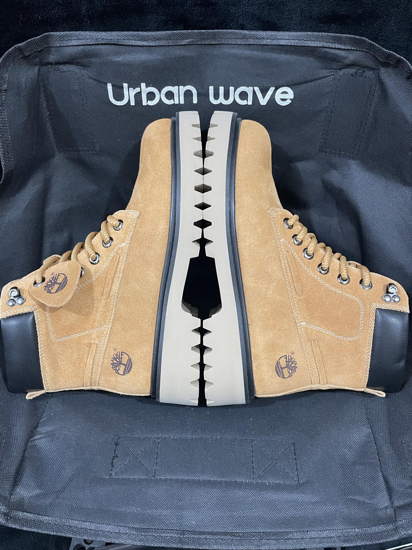 350💰中山原厂
Timberland添柏岚 中帮短靴 浅小麦色
尺码：36-46
中山原厂原单添柏岚货物！
原厂鞋面鞋底组装而成 
原厂中底 原厂鞋垫 原厂鞋标！
22年那时候出货直接过验全网的那一批！
秋冬快到了 工厂开始重新出货！
懂得看细节就知道！百分百正品原单！

支持得物App鉴定 支持无理由售后！