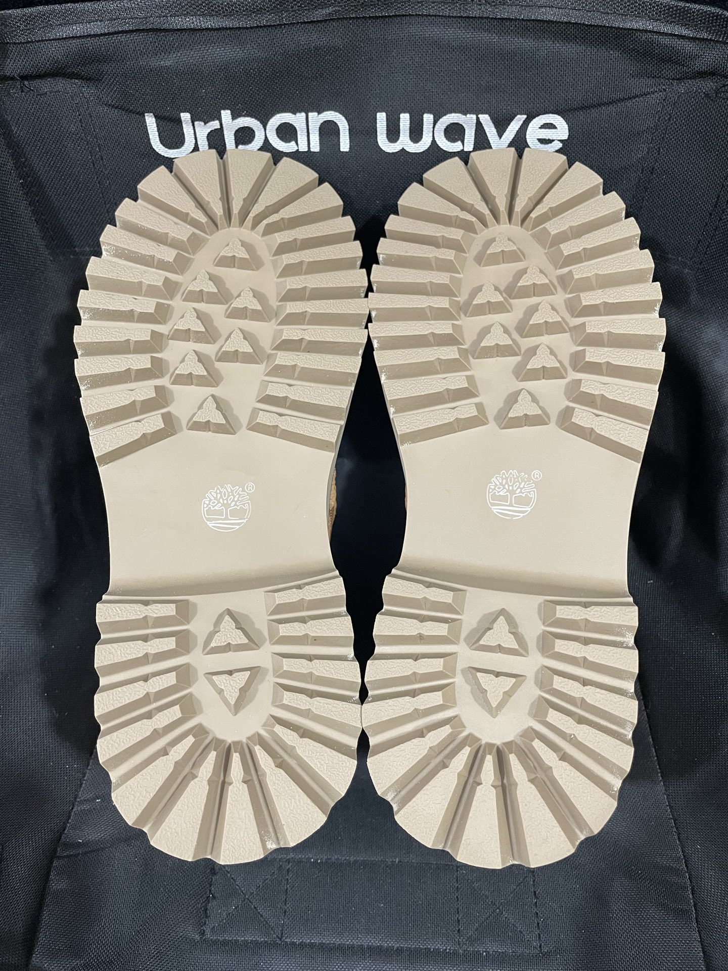 350💰中山原厂
Timberland添柏岚 中帮短靴 浅小麦色
尺码：36-46
中山原厂原单添柏岚货物！
原厂鞋面鞋底组装而成 
原厂中底 原厂鞋垫 原厂鞋标！
22年那时候出货直接过验全网的那一批！
秋冬快到了 工厂开始重新出货！
懂得看细节就知道！百分百正品原单！

支持得物App鉴定 支持无理由售后！