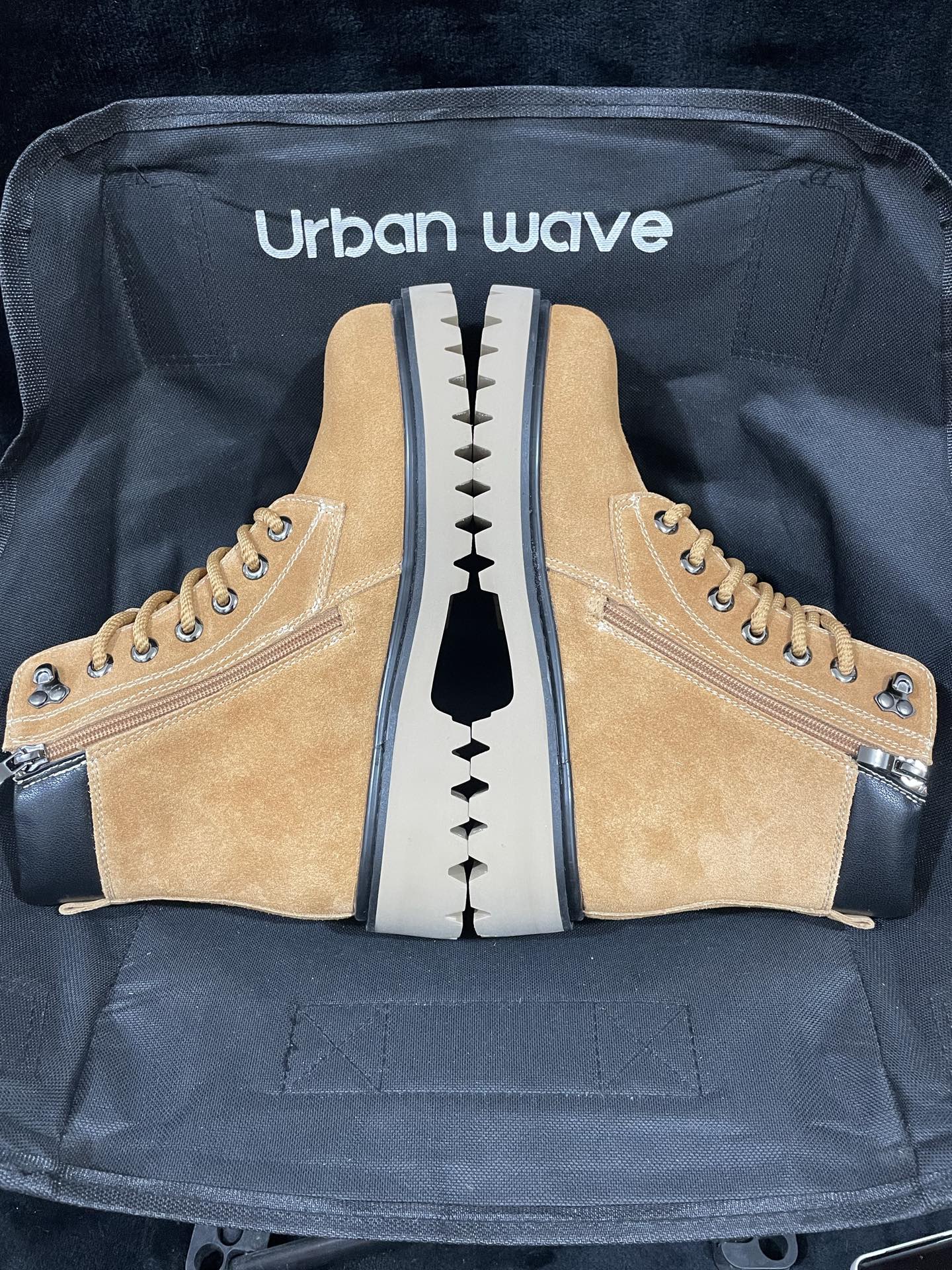 350💰中山原厂
Timberland添柏岚 中帮短靴 浅小麦色
尺码：36-46
中山原厂原单添柏岚货物！
原厂鞋面鞋底组装而成 
原厂中底 原厂鞋垫 原厂鞋标！
22年那时候出货直接过验全网的那一批！
秋冬快到了 工厂开始重新出货！
懂得看细节就知道！百分百正品原单！

支持得物App鉴定 支持无理由售后！