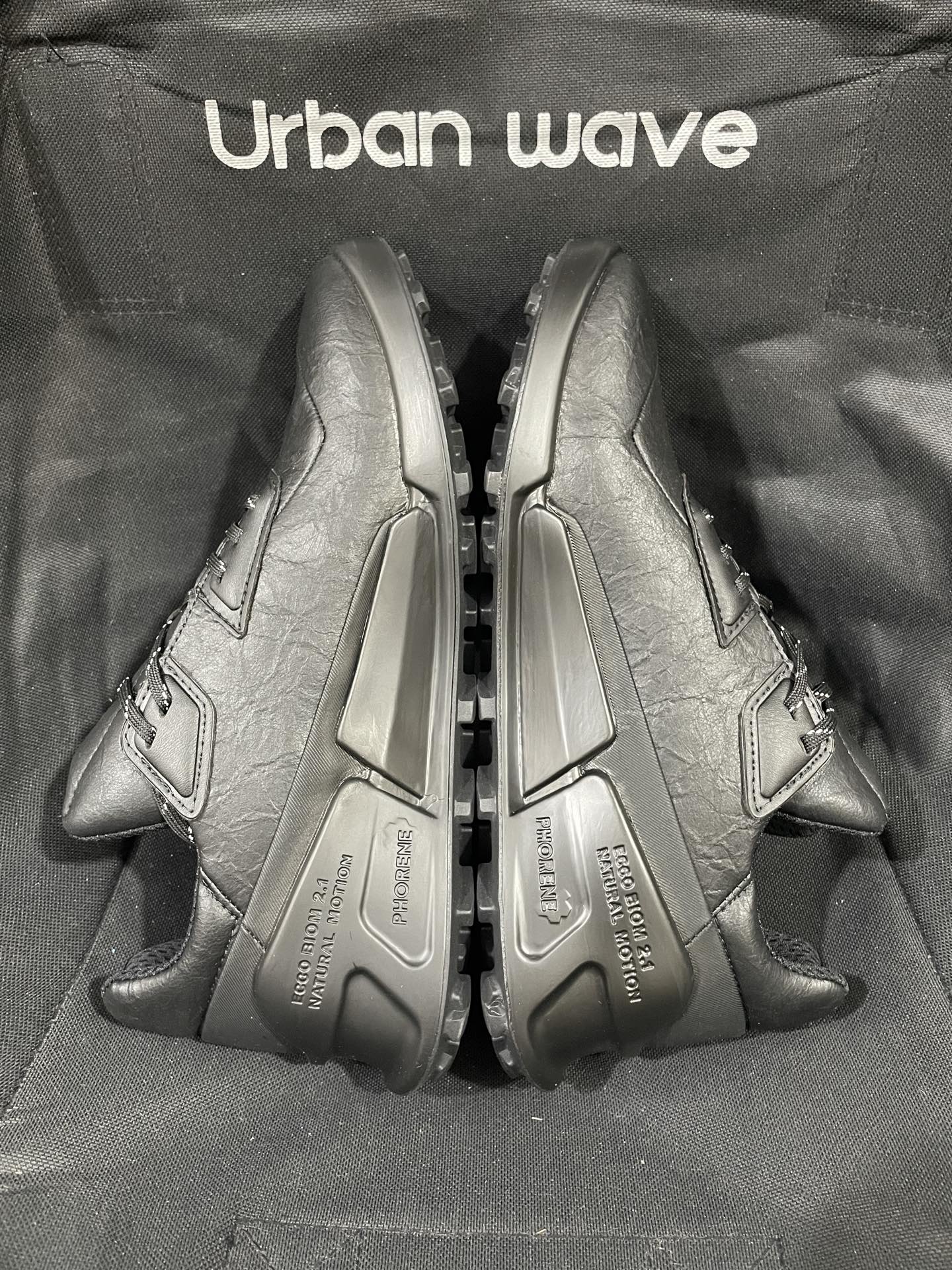 350💰国内最强
ecco爱步 户外抓地 牛皮耐磨 低帮 越野跑步鞋 男款

货号：82285401013
市场顶级版本！外观/细节 重新改进！
目前市售天花板性价比！
鞋垫工艺/中底仿压印 均有做 

高端商务人士必备！
支持无理由售后 含质保！