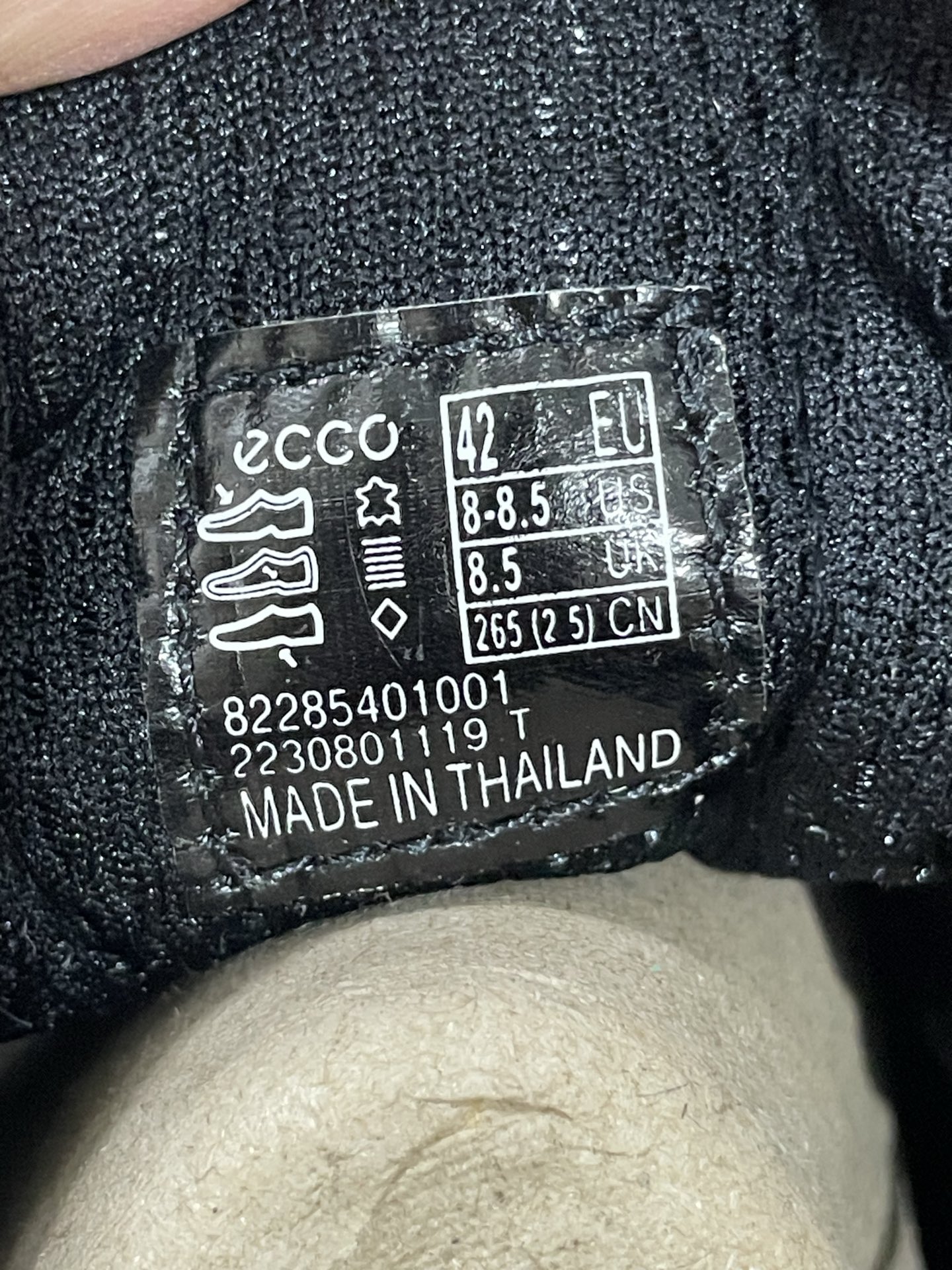 350💰国内最强
ecco爱步 户外抓地 牛皮耐磨 低帮 越野跑步鞋 男款

货号：82285401013
市场顶级版本！外观/细节 重新改进！
目前市售天花板性价比！
鞋垫工艺/中底仿压印 均有做 

高端商务人士必备！
支持无理由售后 含质保！