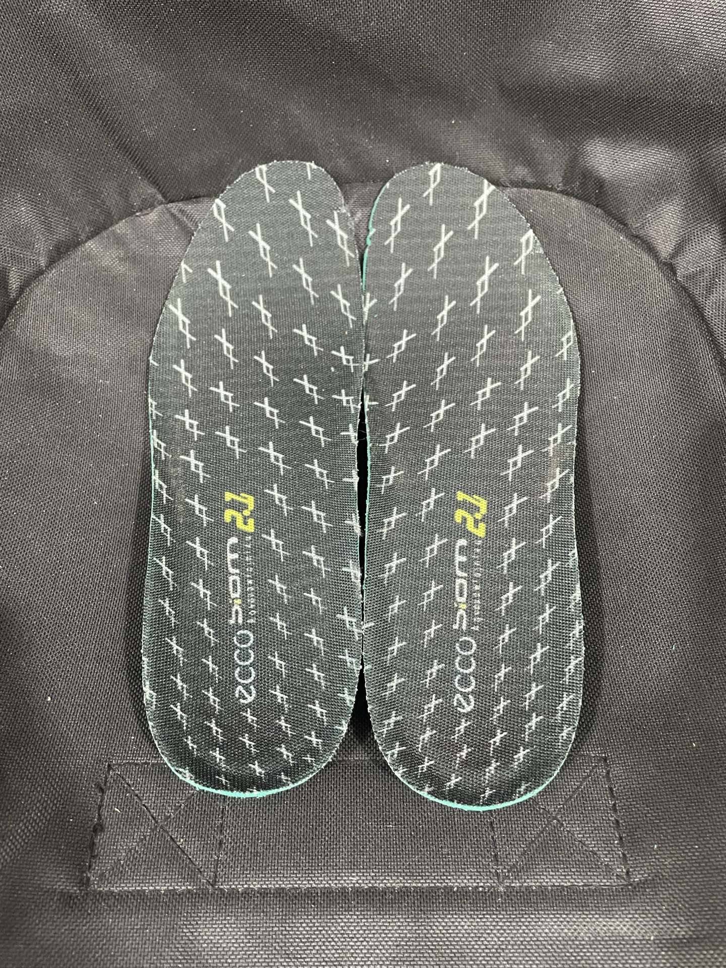 350💰国内最强
ecco爱步 户外抓地 牛皮耐磨 低帮 越野跑步鞋 男款

货号：82285401013
市场顶级版本！外观/细节 重新改进！
目前市售天花板性价比！
鞋垫工艺/中底仿压印 均有做 

高端商务人士必备！
支持无理由售后 含质保！