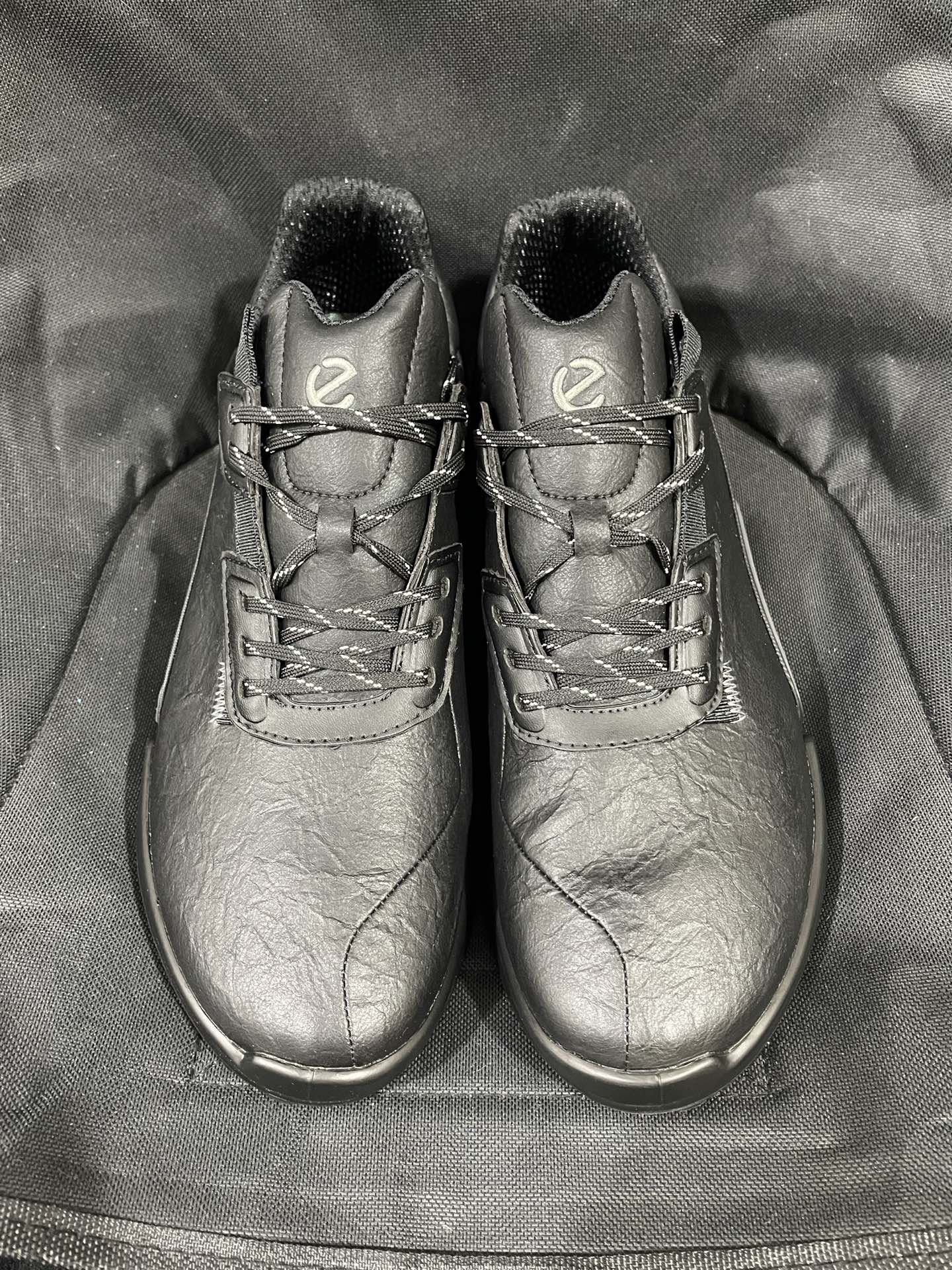 350💰国内最强
ecco爱步 户外抓地 牛皮耐磨 低帮 越野跑步鞋 男款

货号：82285401013
市场顶级版本！外观/细节 重新改进！
目前市售天花板性价比！
鞋垫工艺/中底仿压印 均有做 

高端商务人士必备！
支持无理由售后 含质保！