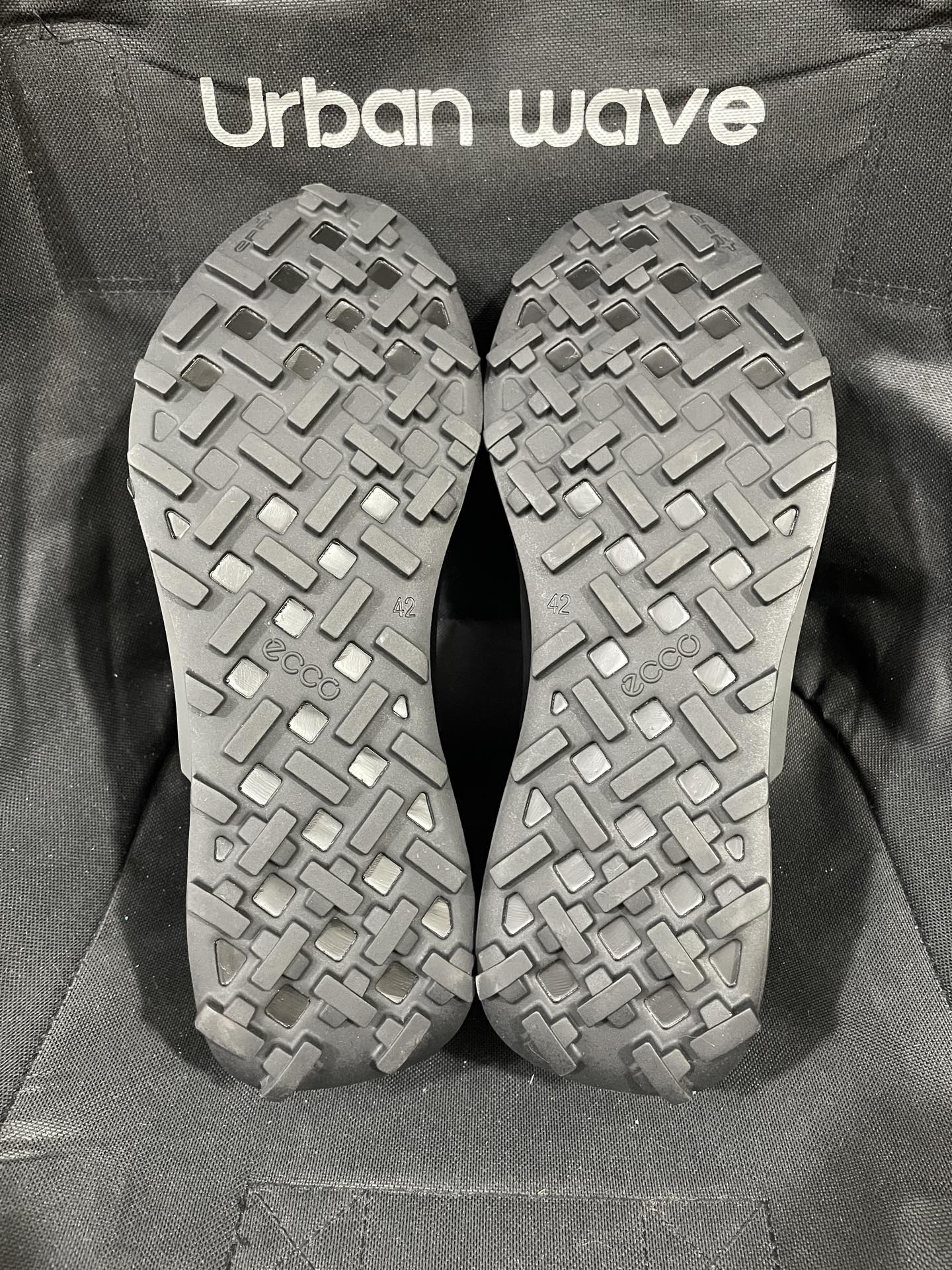 350💰国内最强
ecco爱步 户外抓地 牛皮耐磨 低帮 越野跑步鞋 男款

货号：82285401013
市场顶级版本！外观/细节 重新改进！
目前市售天花板性价比！
鞋垫工艺/中底仿压印 均有做 

高端商务人士必备！
支持无理由售后 含质保！